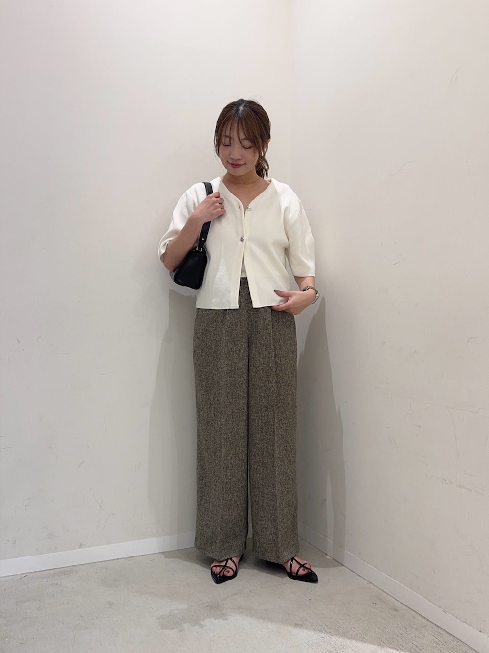 ホワイト系のカーディガン/ボレロ、ベージュ系のその他パンツ、ブラック系のサンダルを着用したレディースの夏コーディネートの2枚目の写真
