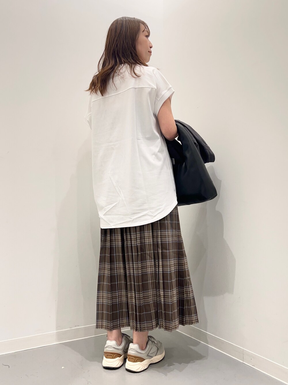 ホワイト系のトップス、グレー系のその他アウター、ブラウン系のスカートを着用したレディースの夏コーディネートの7枚目の写真