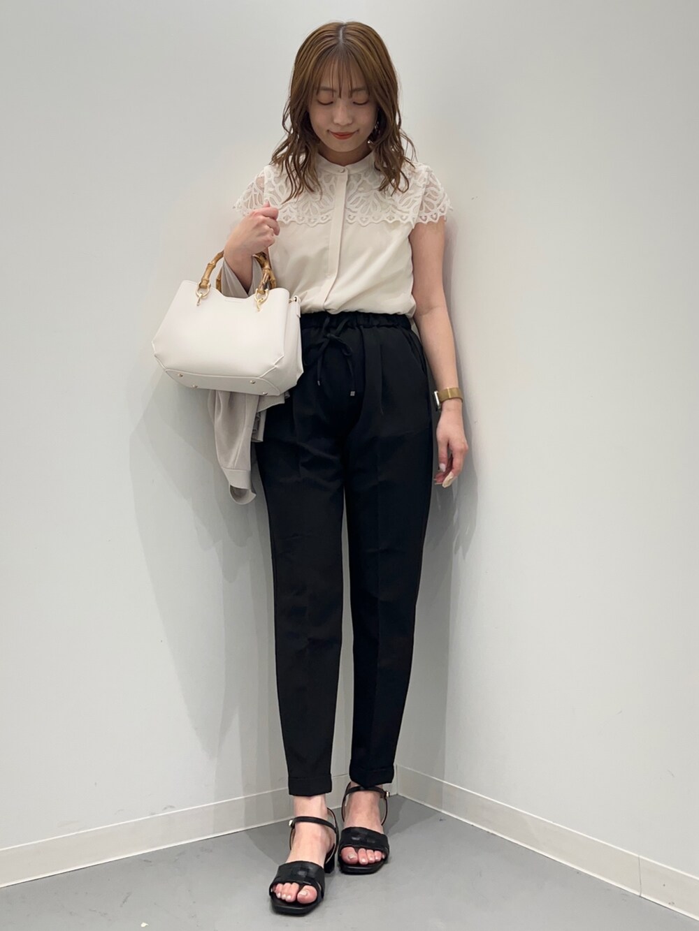 グレー系のカーディガン/ボレロ、ホワイト系のシャツ/ブラウス、ブラック系のその他パンツを着用したレディースの春コーディネートの5枚目の写真