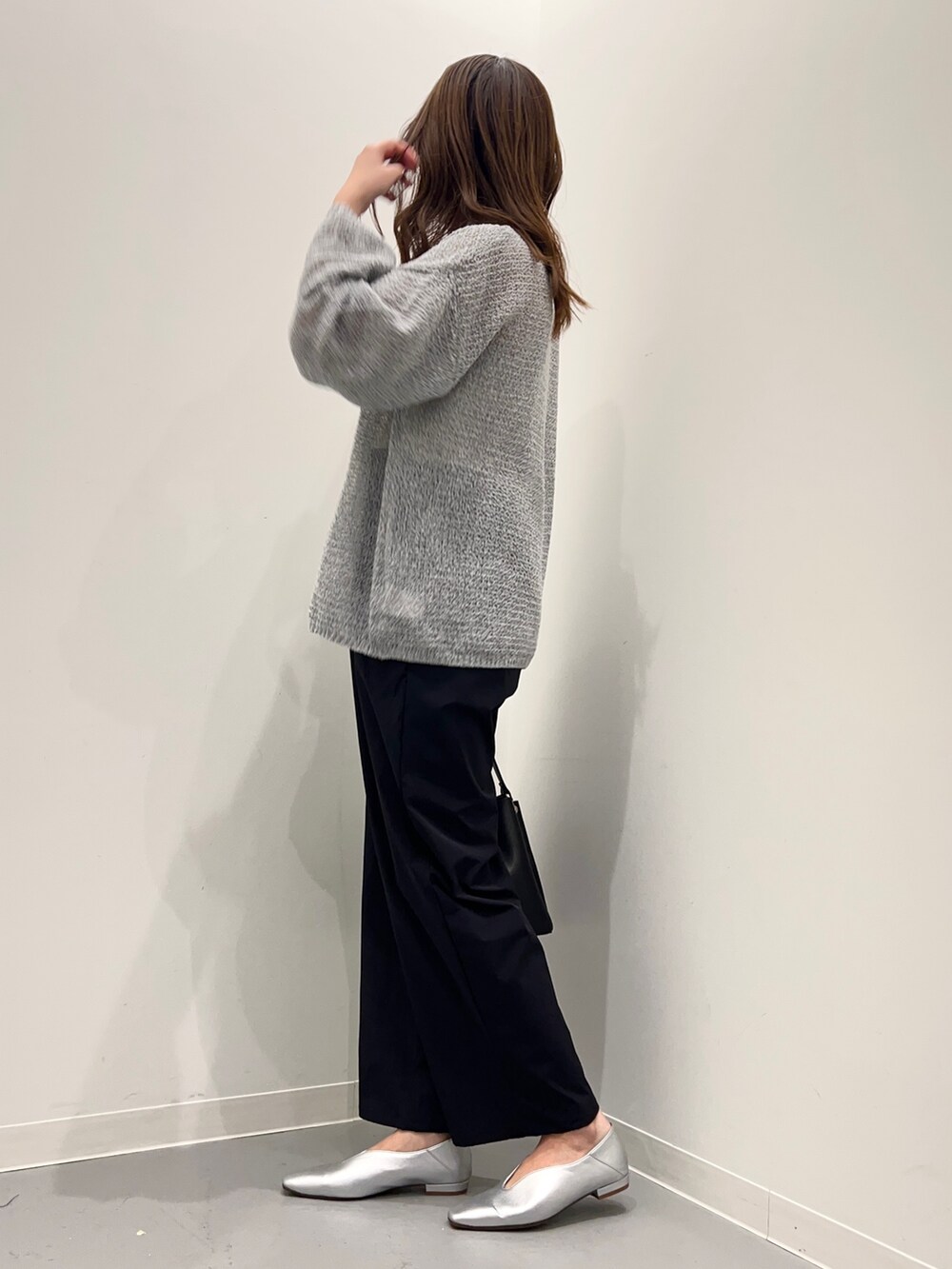 グレー系のニット/セーター、ブラック系のその他パンツを着用したレディースの夏コーディネートの3枚目の写真