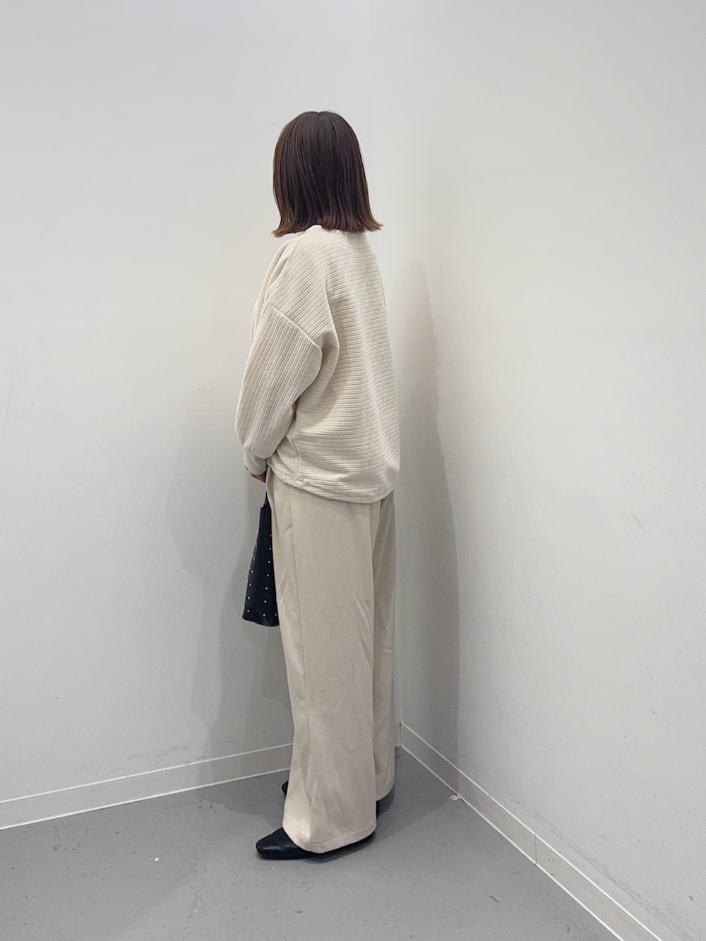 ホワイト系のTシャツ/カットソー、ホワイト系のその他パンツ、ブラック系のトートバッグを着用したレディースの冬コーディネートの3枚目の写真