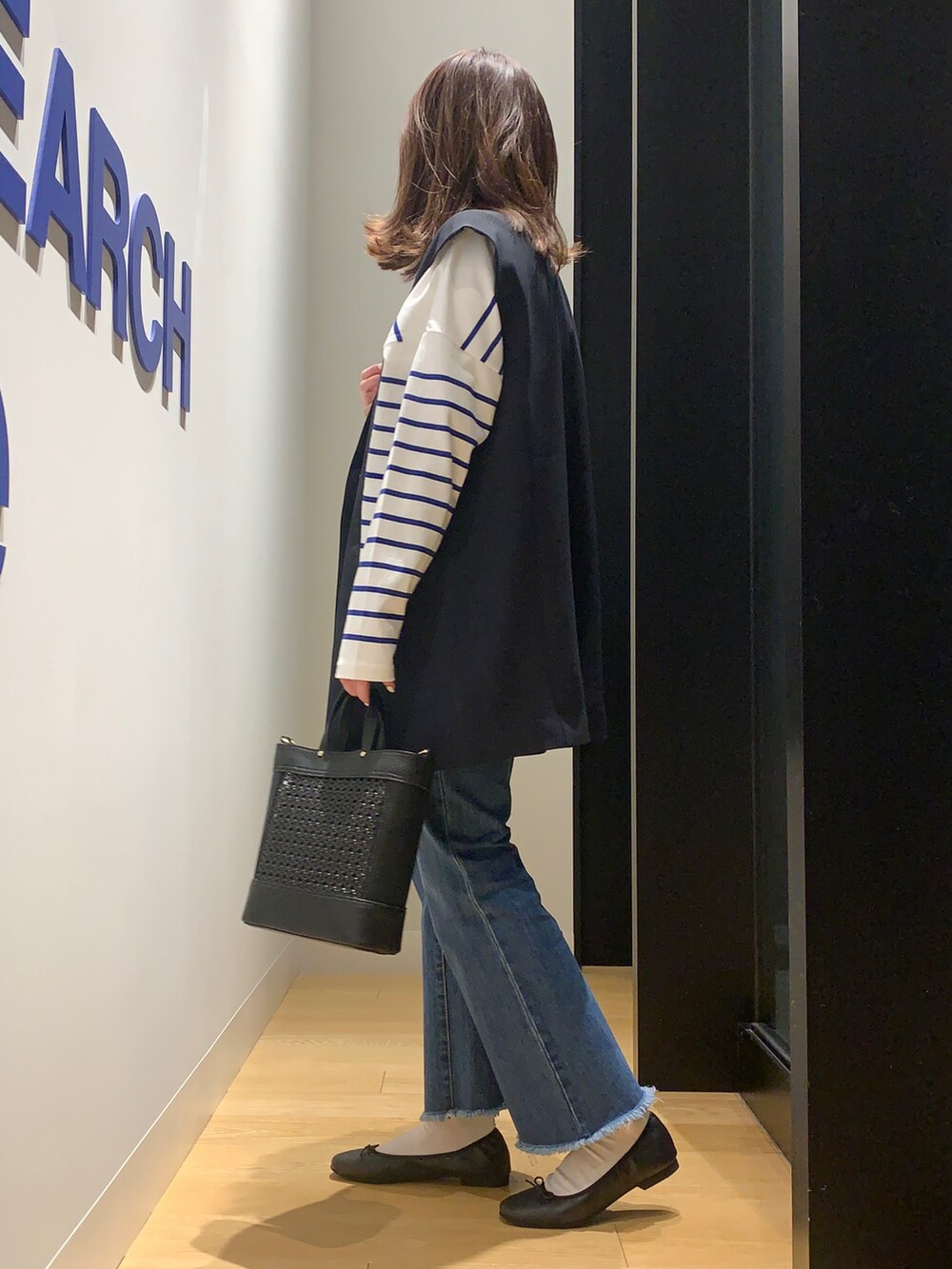 ブルー系のその他アウター、ブルー系のTシャツ/カットソー、ブルー系のデニムパンツを着用したレディースの春コーディネートの2枚目の写真