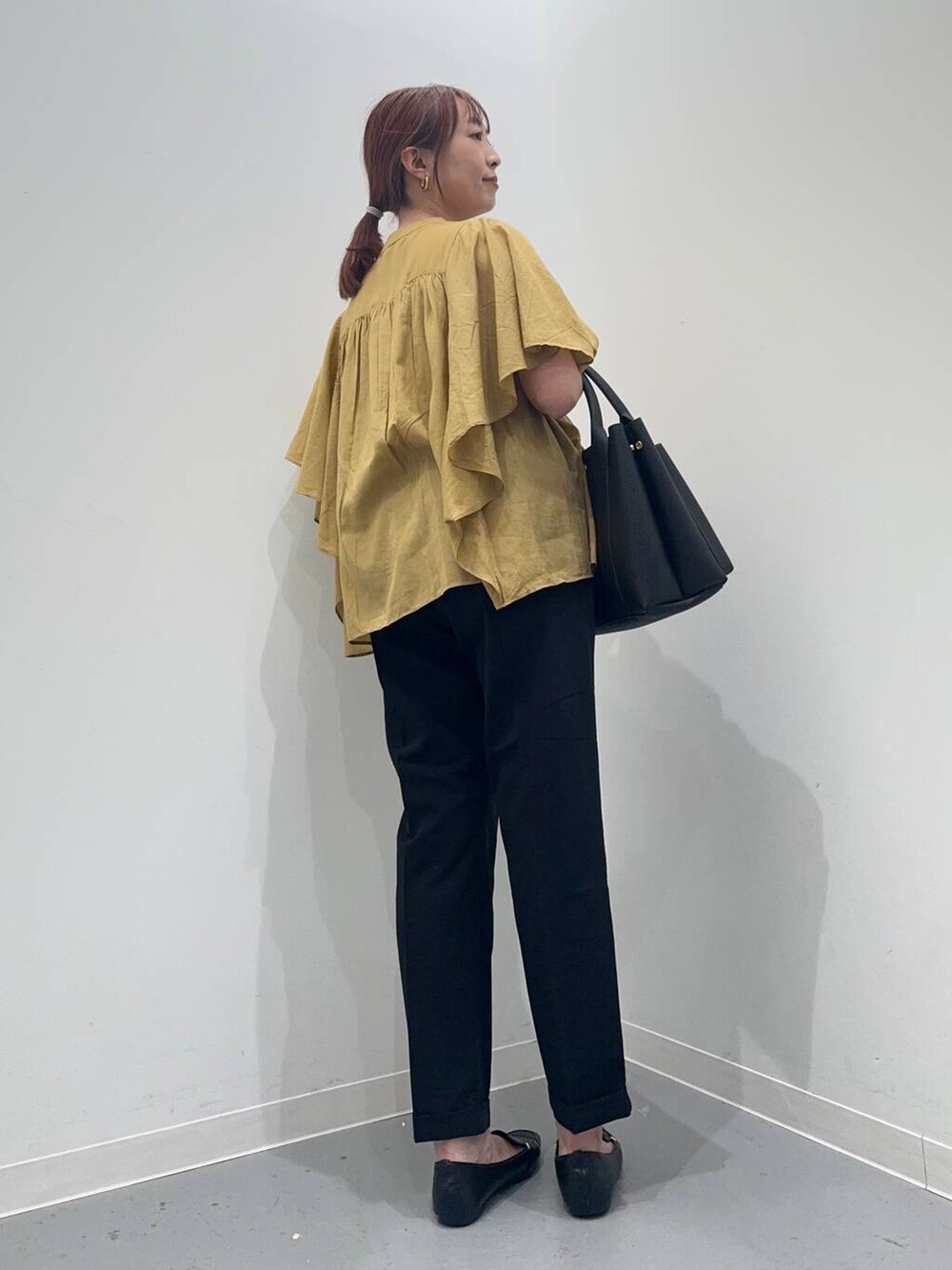 ブラック系のローファー、ブラック系のトートバッグ、ブラック系のその他パンツを着用したレディースの夏コーディネートの4枚目の写真