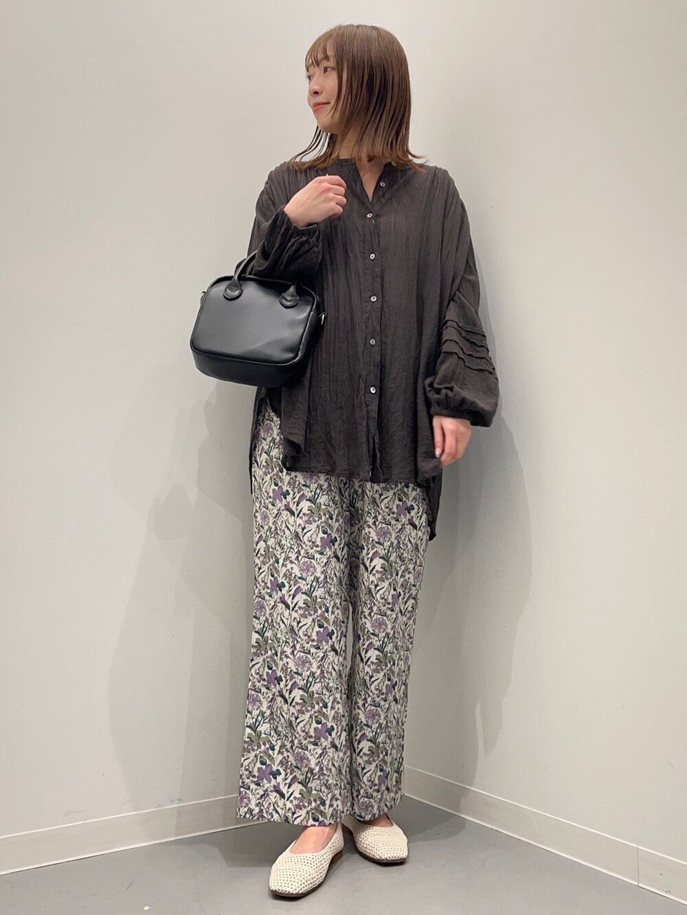 グレー系のシャツ/ブラウス、パープル系のその他パンツ、ホワイト系のバレエシューズを着用したレディースの春コーディネートの3枚目の写真