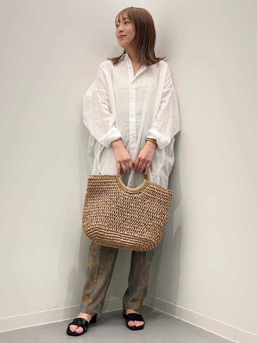 ホワイト系のシャツ/ブラウス、グレー系のその他パンツ、ブラック系のパンプスを着用したレディースの春コーディネートの4枚目の写真