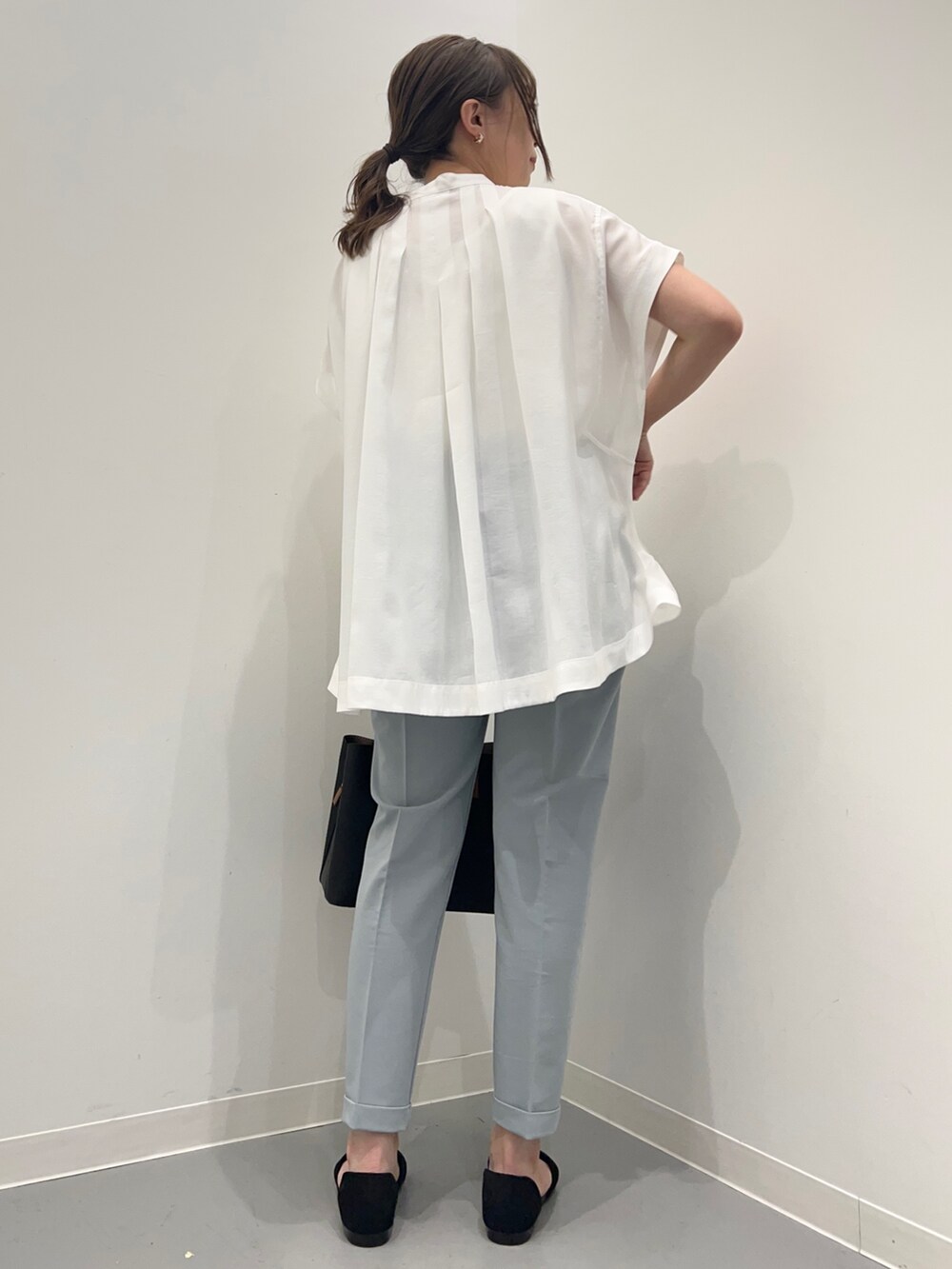 ホワイト系のシャツ/ブラウス、ブルー系のその他パンツ、ブラック系のサンダルを着用したレディースの夏コーディネートの4枚目の写真