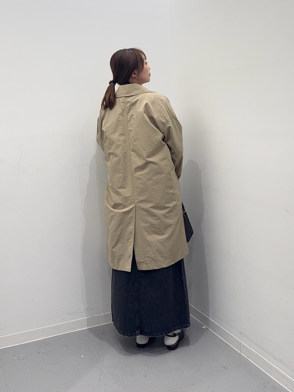 ベージュ系のその他アウター、ベージュ系のシャツ/ブラウス、ブラック系のスカートを着用したレディースの春コーディネートの2枚目の写真