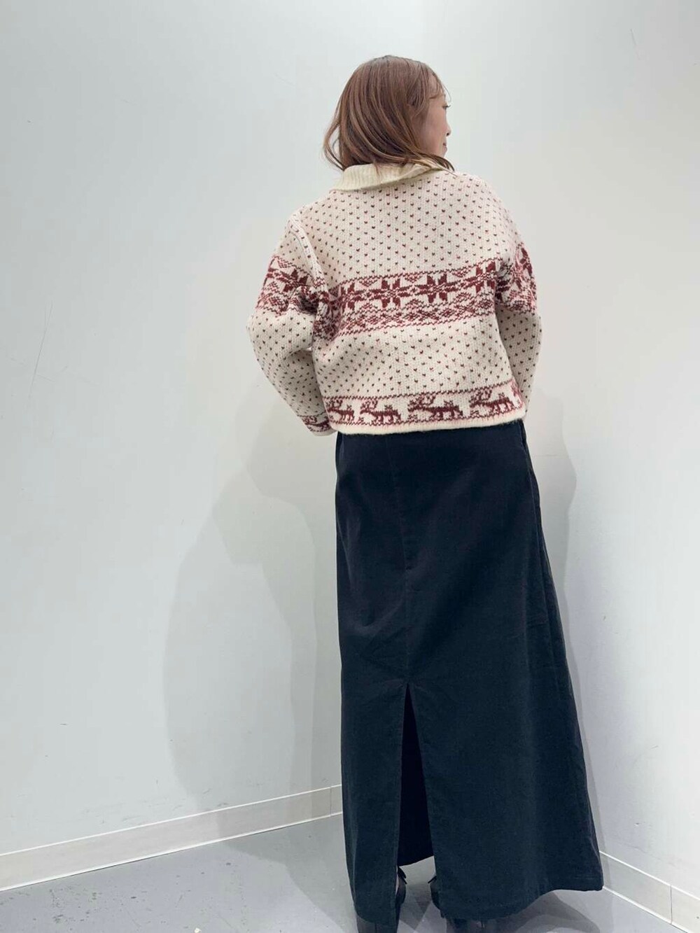 ブラック系のその他シューズ、レッド系のニット/セーター、シルバー系のトートバッグを着用したレディースの秋コーディネートの4枚目の写真
