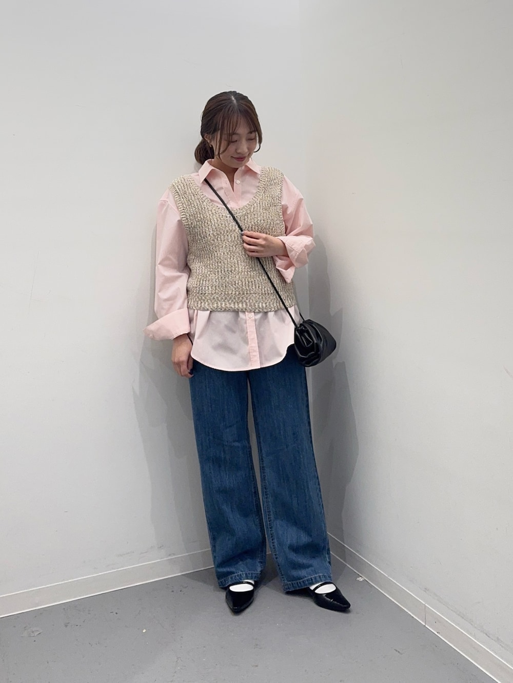 ピンク系のシャツ/ブラウス、ベージュ系のベスト、ブルー系のその他パンツを着用したレディースの春コーディネートの2枚目の写真