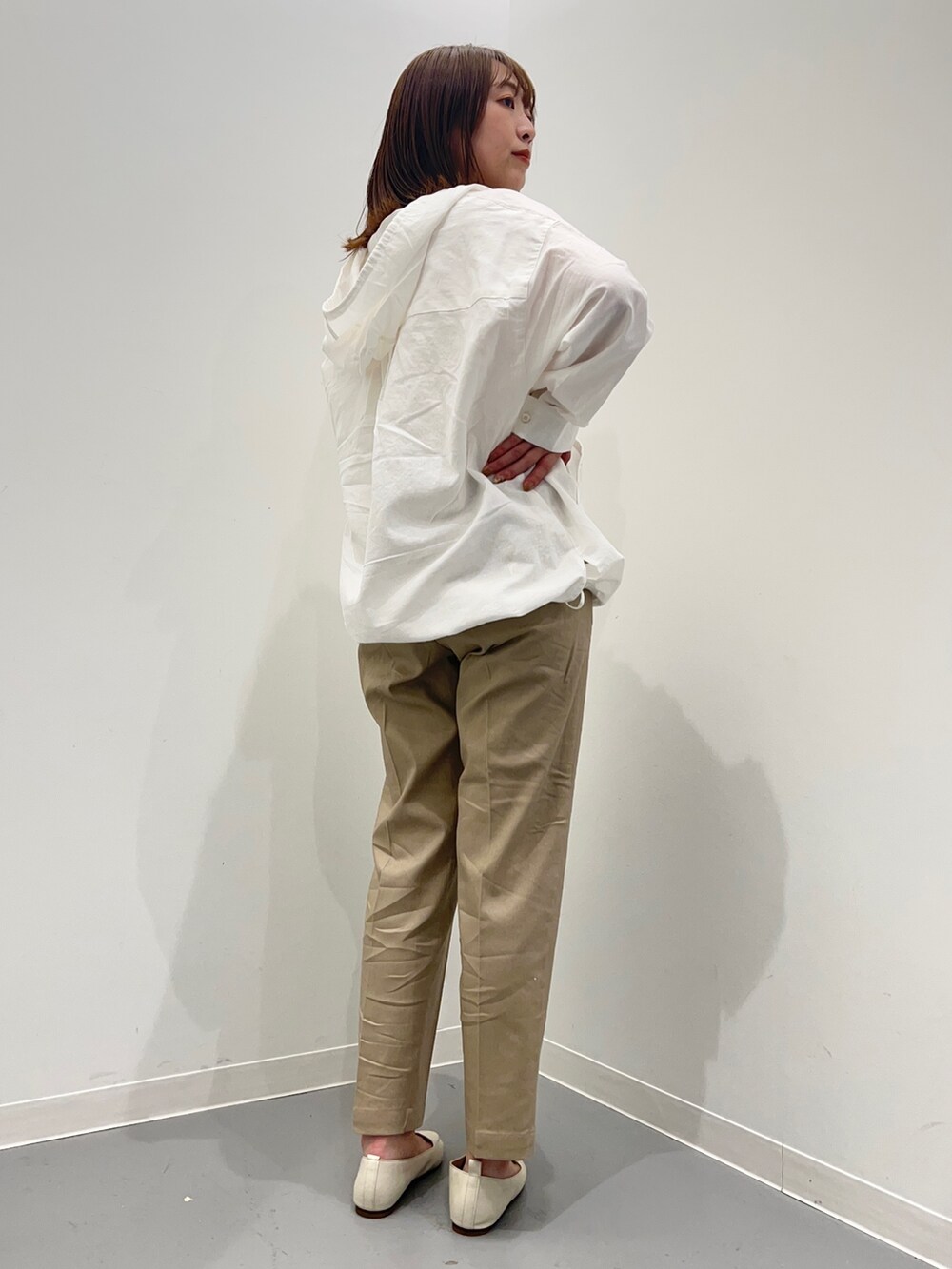 ホワイト系のパーカー、ベージュ系のその他パンツ、ホワイト系のトートバッグを着用したレディースの春コーディネートの3枚目の写真