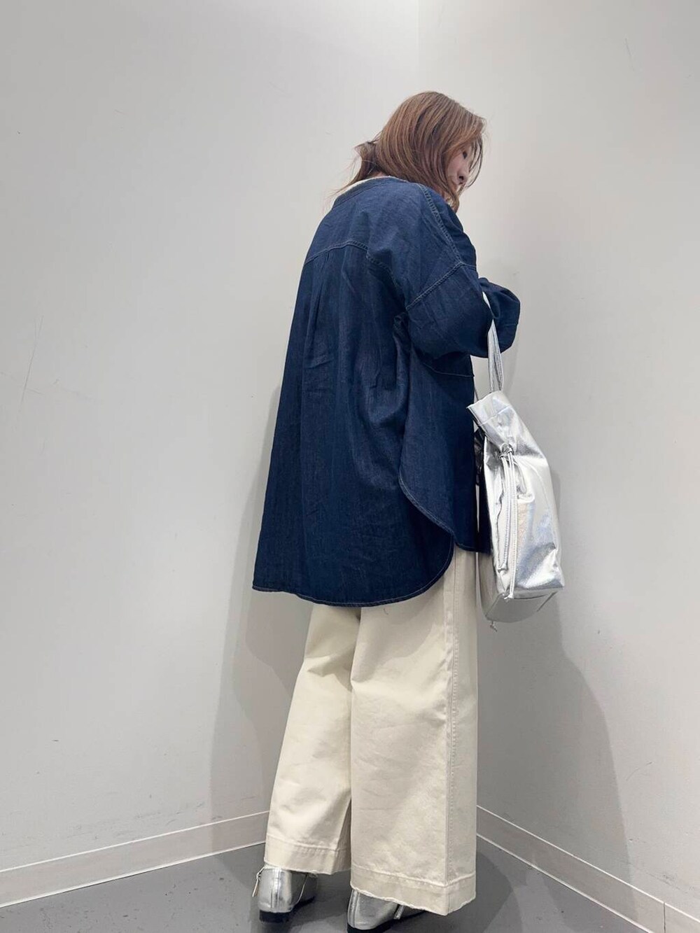 ホワイト系のその他パンツ、シルバー系のトートバッグ、シルバー系のパンプスを着用したレディースの春コーディネートの3枚目の写真