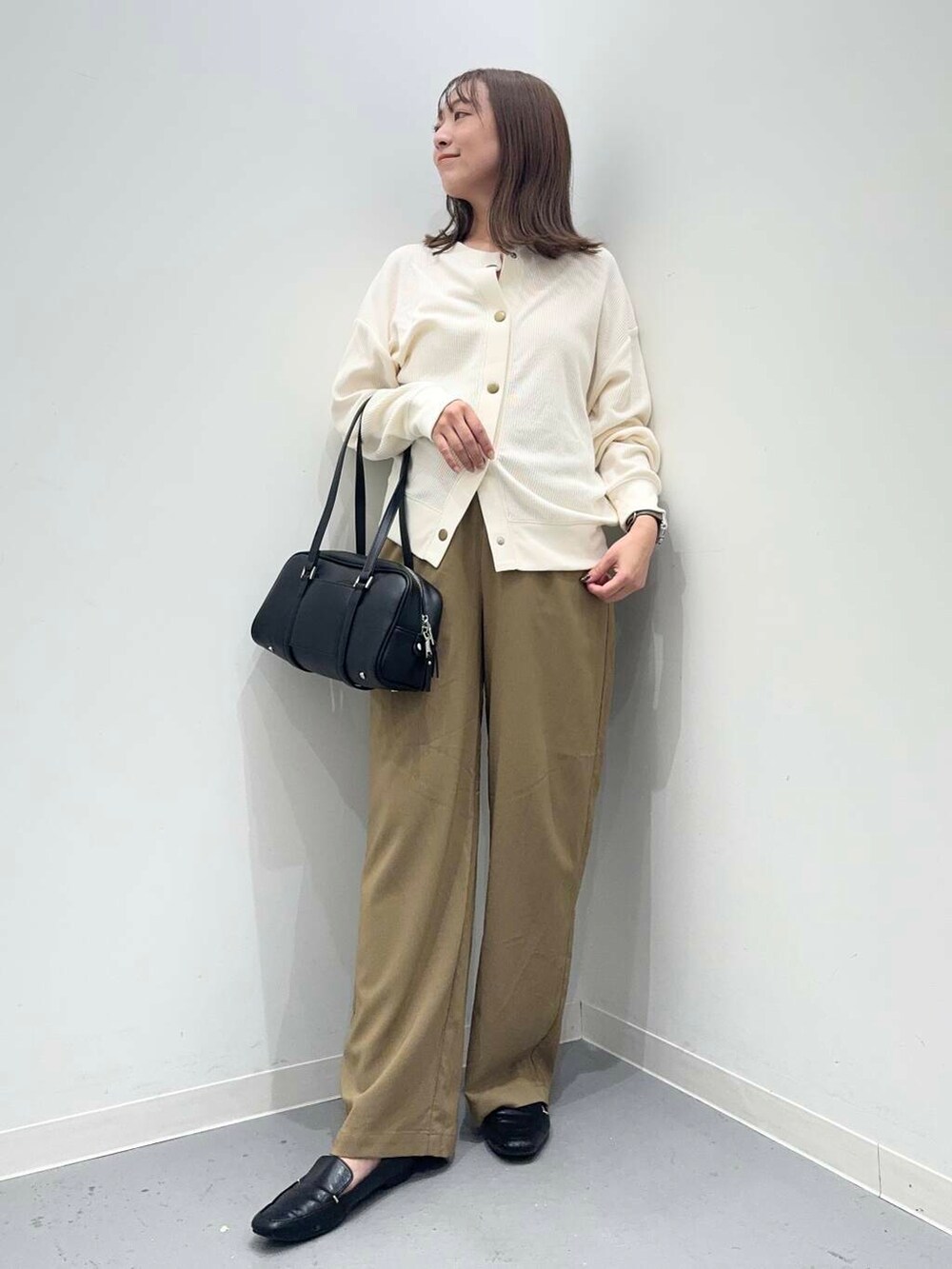 ブラック系のローファー、ベージュ系のカーディガン/ボレロ、イエロー系のその他パンツを着用したレディースの秋コーディネートの4枚目の写真