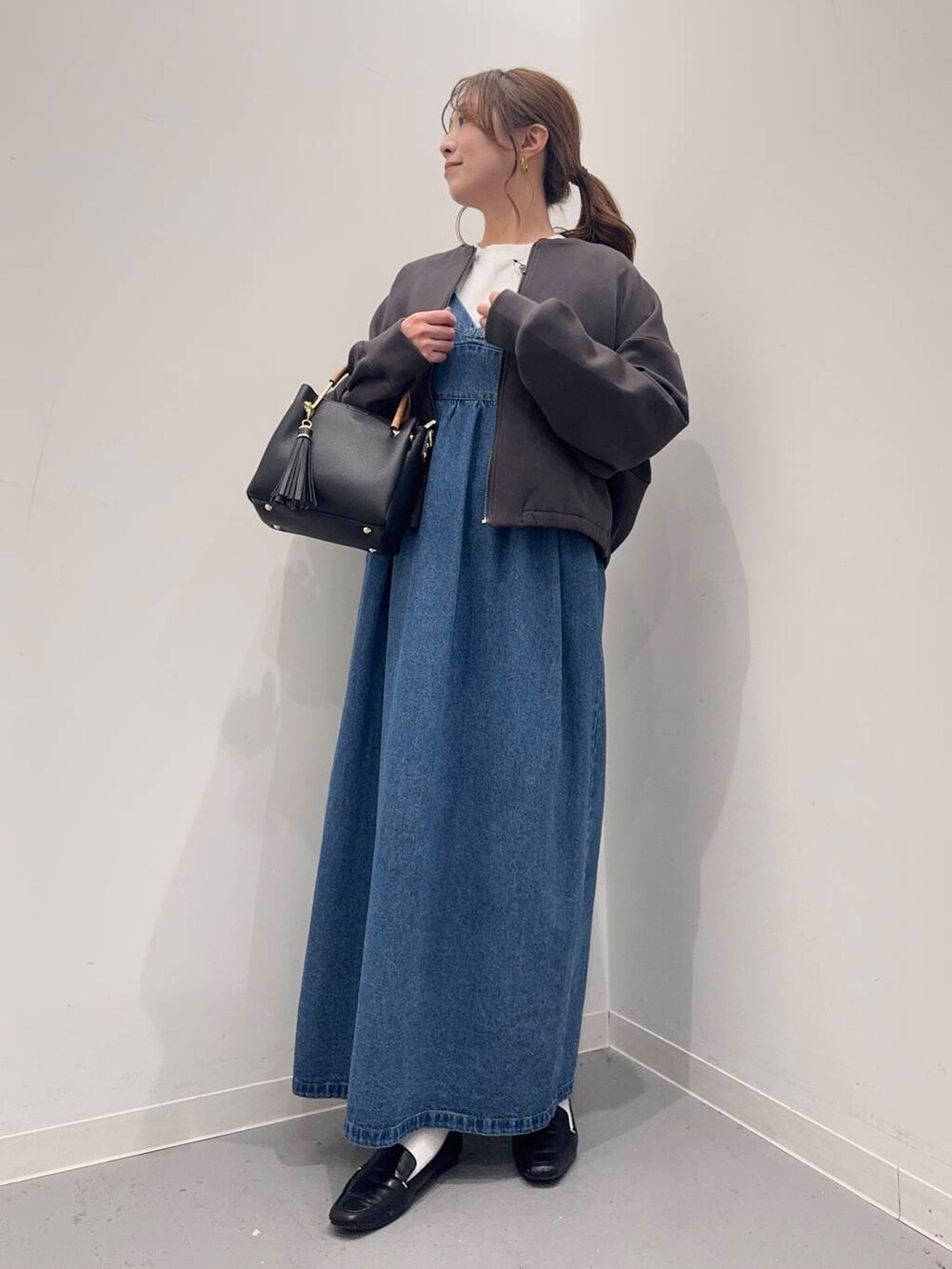 ブラック系のローファー、ブラック系のトートバッグ、ブルー系のワンピースを着用したレディースの春コーディネートの2枚目の写真