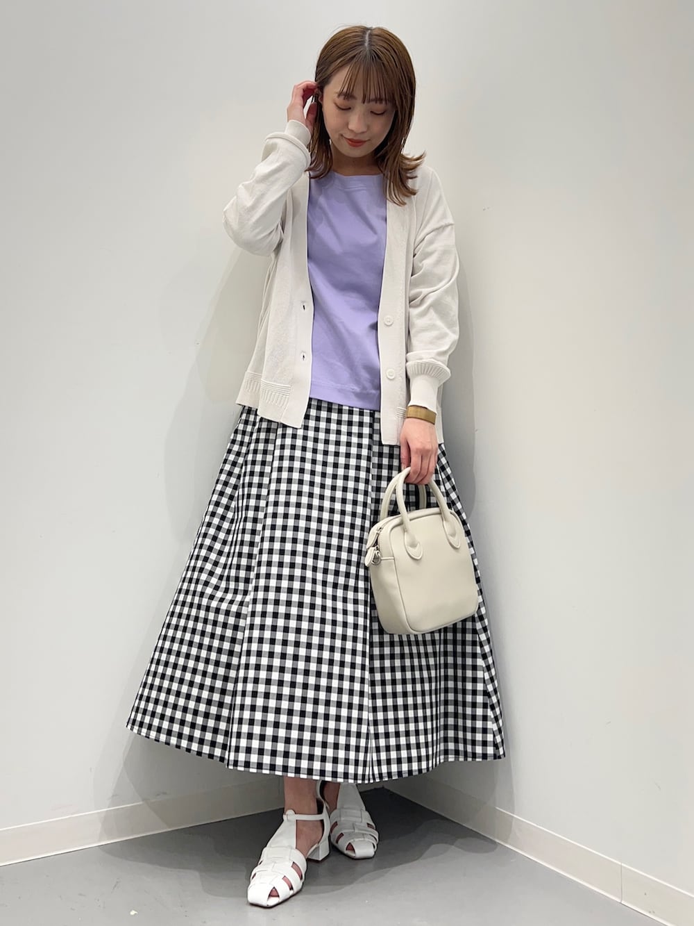 その他のスカート、パープル系のTシャツ/カットソーを着用したレディースの春コーディネートの7枚目の写真