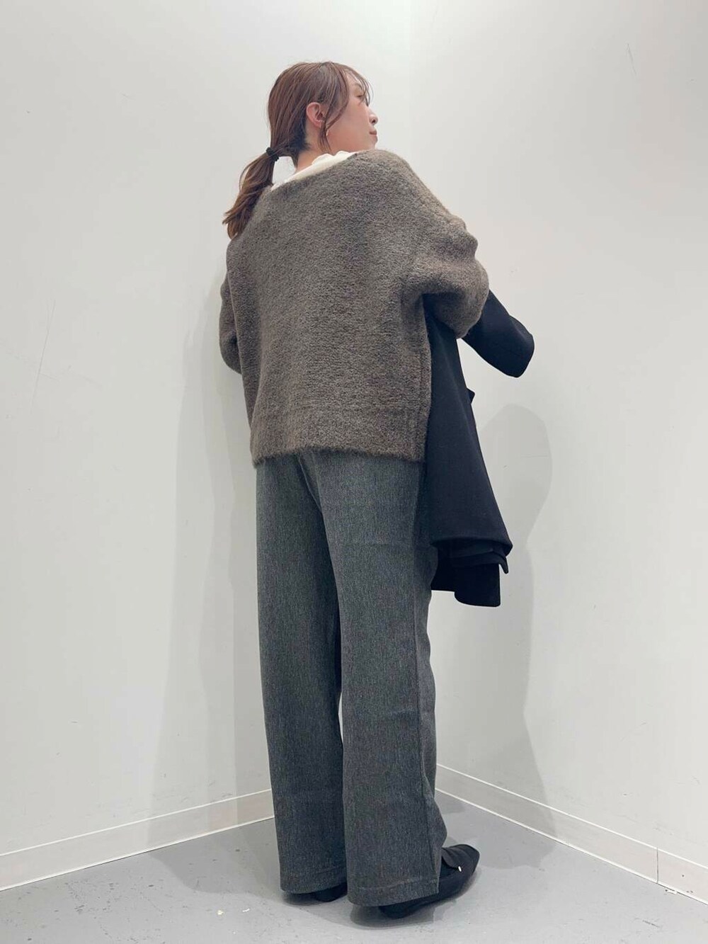 ブラック系のローファー、ブラック系のトートバッグ、ブラック系のその他アウターを着用したレディースの冬コーディネートの7枚目の写真