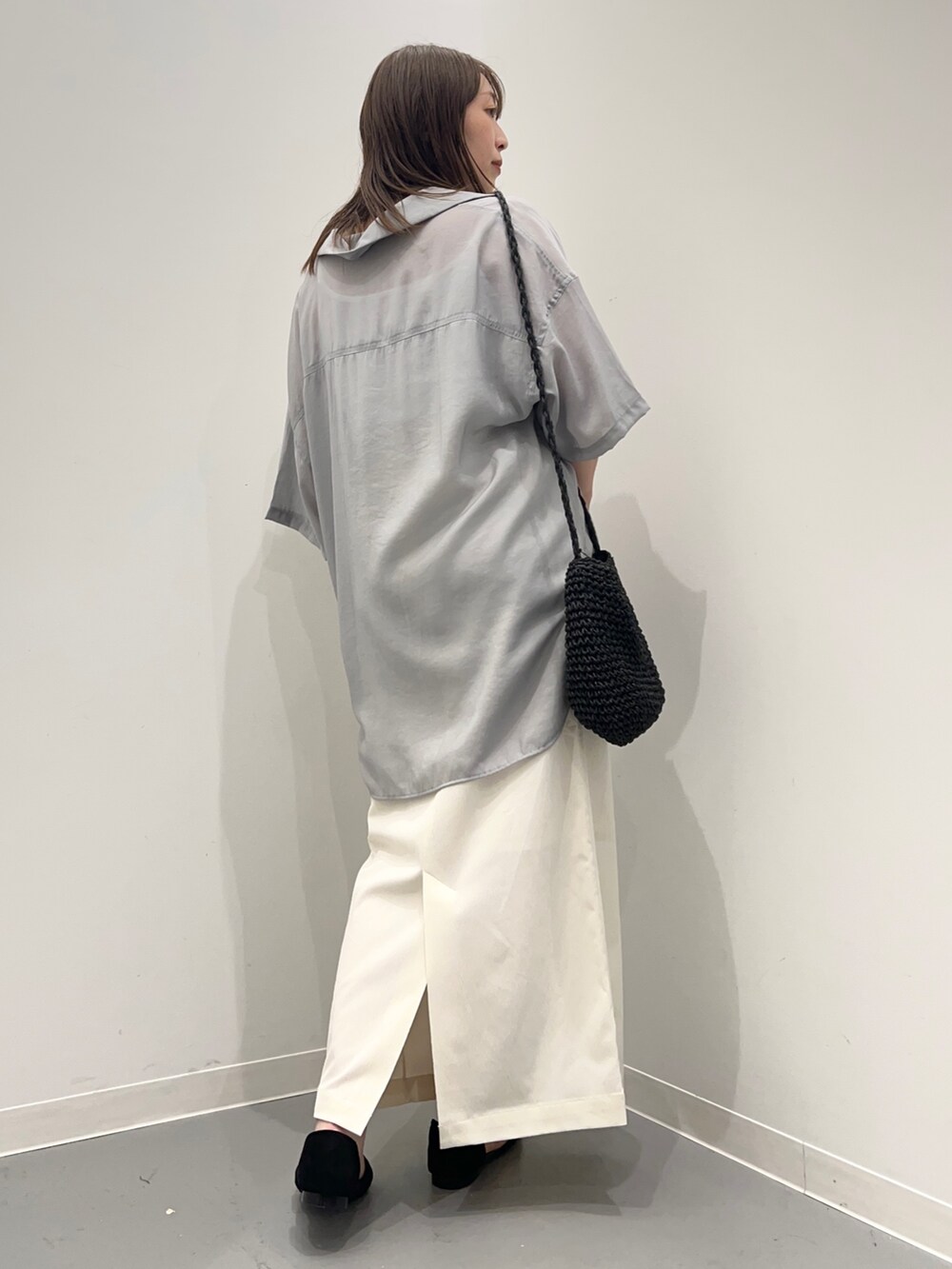 グレー系のシャツ/ブラウス、ホワイト系のスカート、ブラック系のサンダルを着用したレディースの夏コーディネートの4枚目の写真