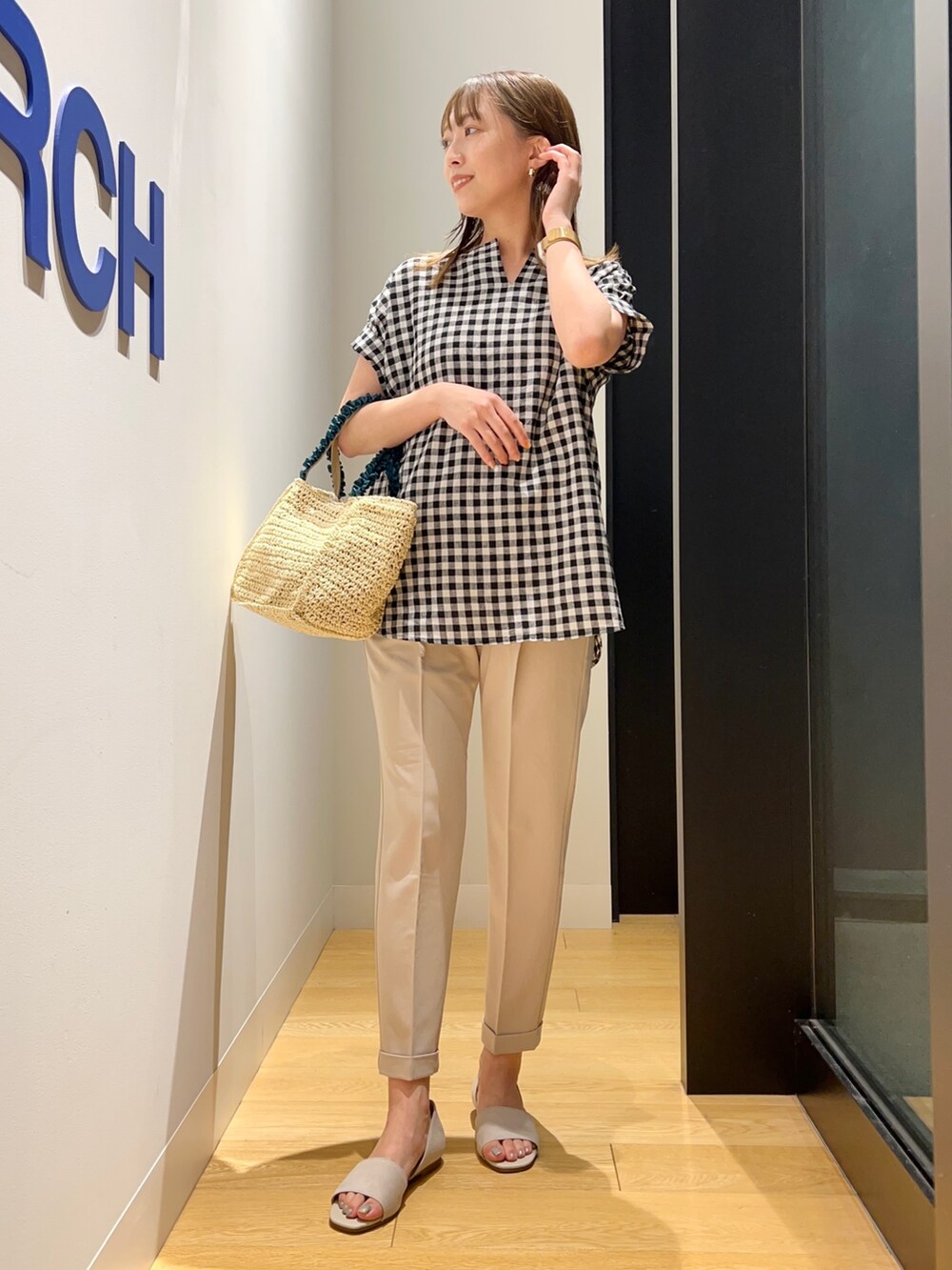 その他のシャツ/ブラウス、ベージュ系のその他パンツを着用したレディースの夏コーディネートの5枚目の写真