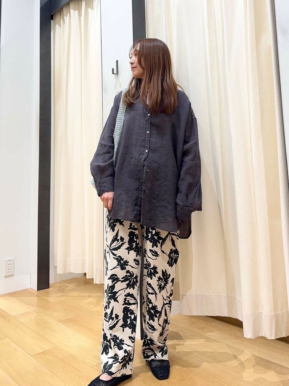 シルバー系のショルダーバッグ、ベージュ系のその他パンツ、ブラック系のバレエシューズを着用したレディースの夏コーディネートの2枚目の写真