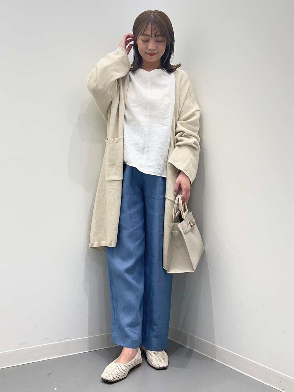 ホワイト系のシャツ/ブラウス、ブルー系のその他パンツ、ホワイト系のカーディガン/ボレロを着用したレディースの春コーディネートの5枚目の写真