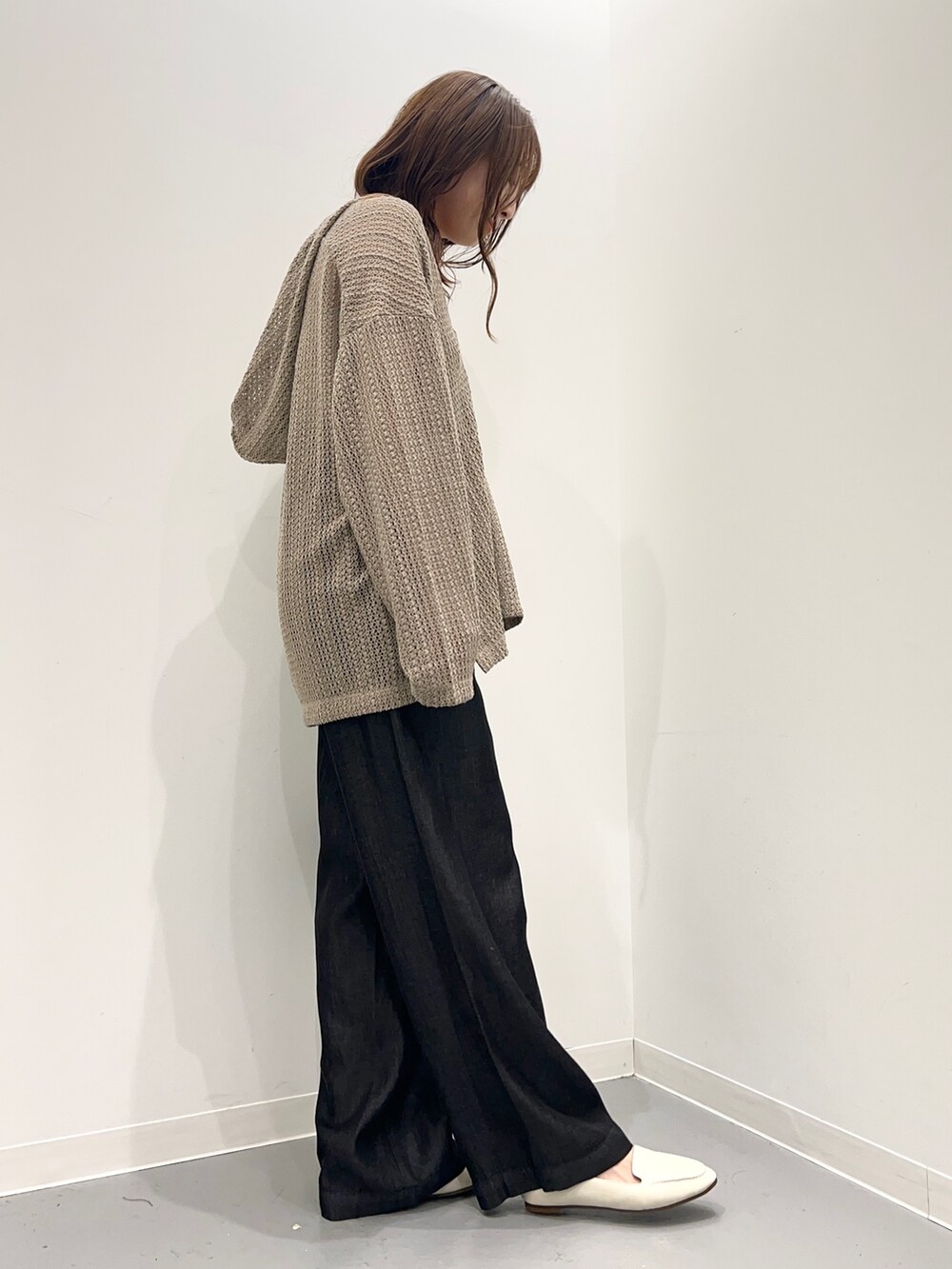 グレー系のTシャツ/カットソー、ブラック系のその他パンツを着用したレディースの夏コーディネートの4枚目の写真