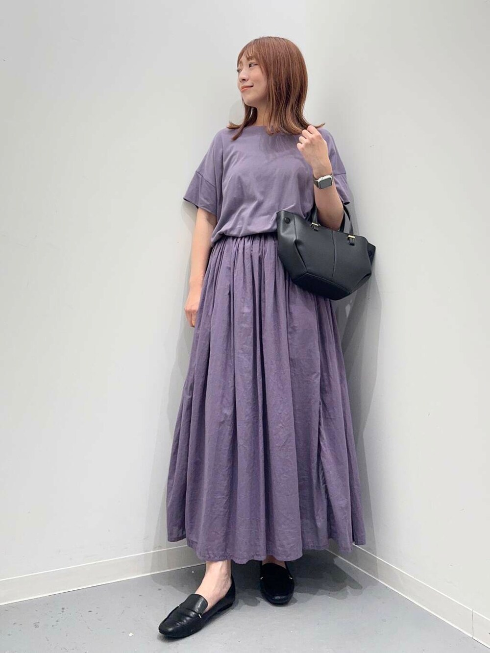 ブラック系のローファー、パープル系のワンピース、ブラック系のショルダーバッグを着用したレディースの夏コーディネートの4枚目の写真