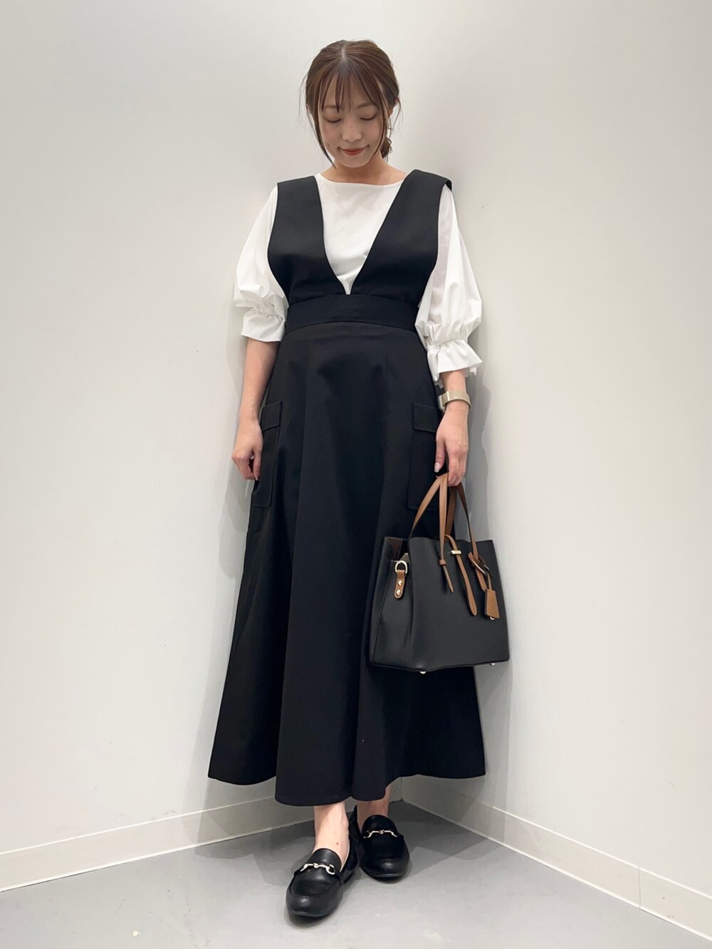 「URBAN RESEARCH Sonny Labelの2WAYカーゴジャンパースカート（ジャンパースカート、ブラック系）」を使った、maikoさん（レディース・154cm）の秋コーディネートの5枚目の写真