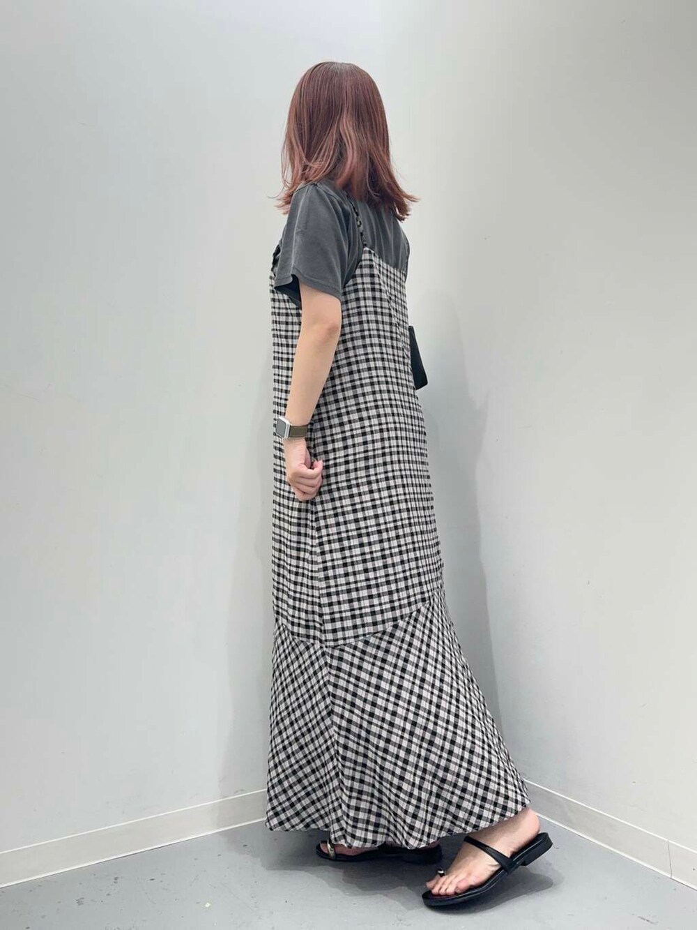 ブラック系のショルダーバッグ、ブラック系のサンダル、ブラック系のワンピースを着用したレディースの夏コーディネートの2枚目の写真