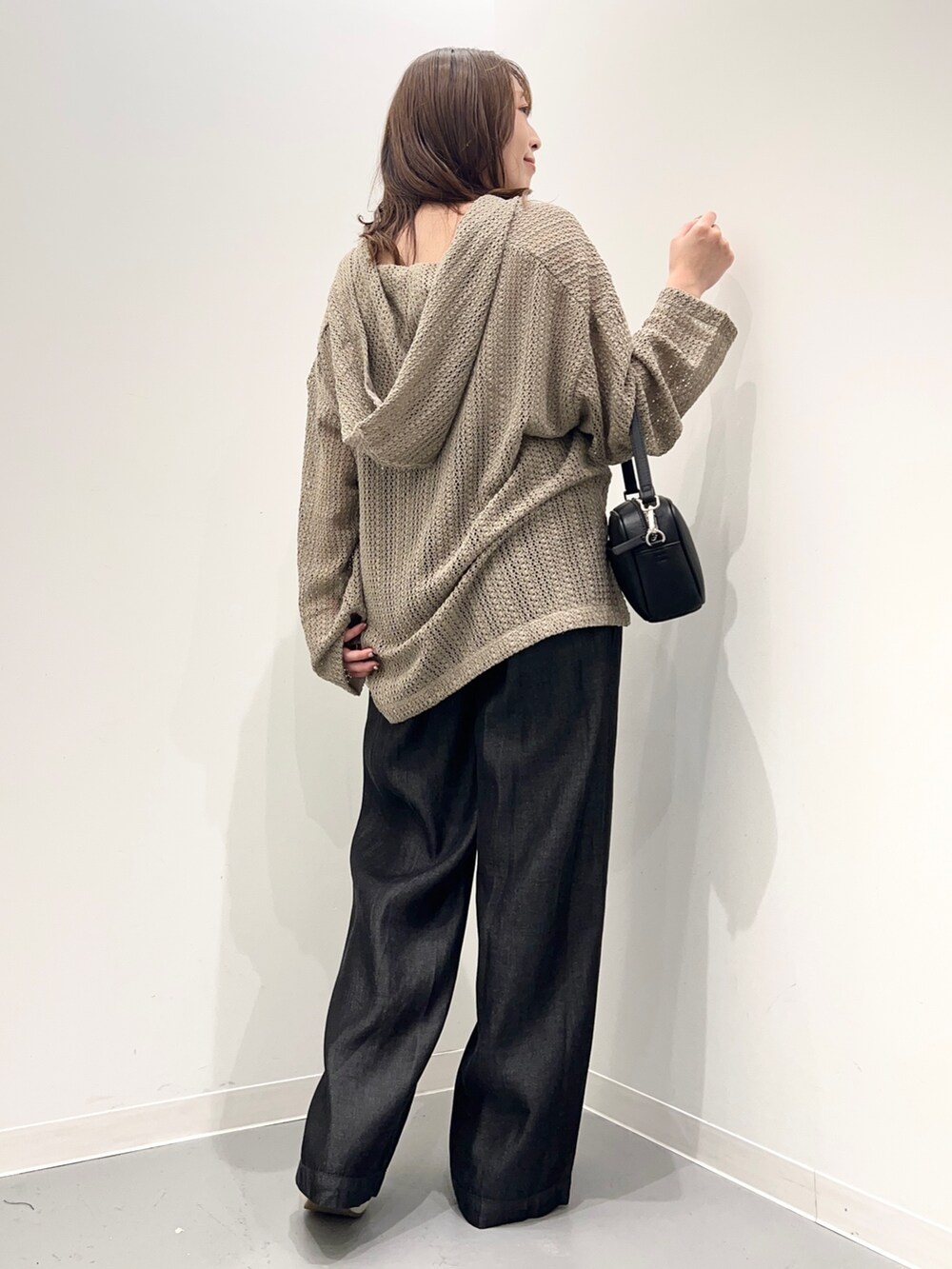 グレー系のTシャツ/カットソー、ブラック系のその他パンツを着用したレディースの夏コーディネートの5枚目の写真