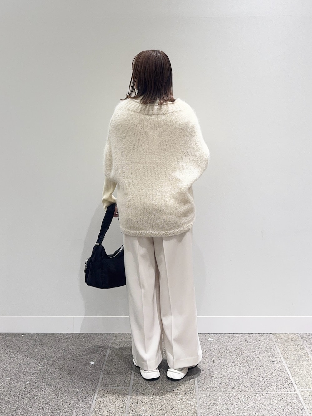 ホワイト系のニット/セーター、ホワイト系のニット/セーター、ホワイト系のその他パンツを着用したレディースの冬コーディネートの3枚目の写真