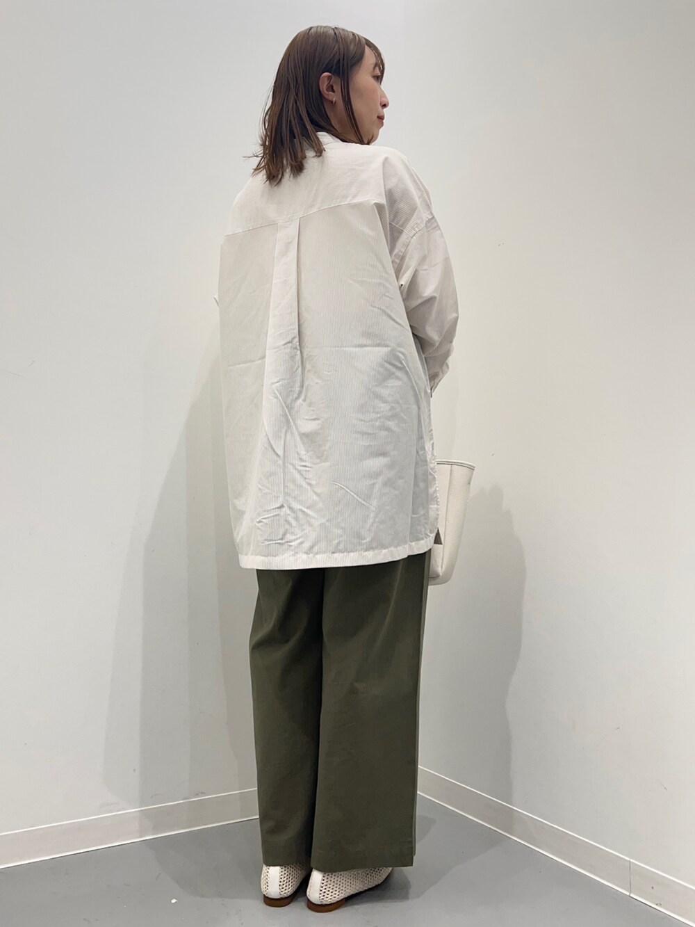 ホワイト系のシャツ/ブラウス、グリーン系のその他パンツを着用したレディースの春コーディネートの4枚目の写真