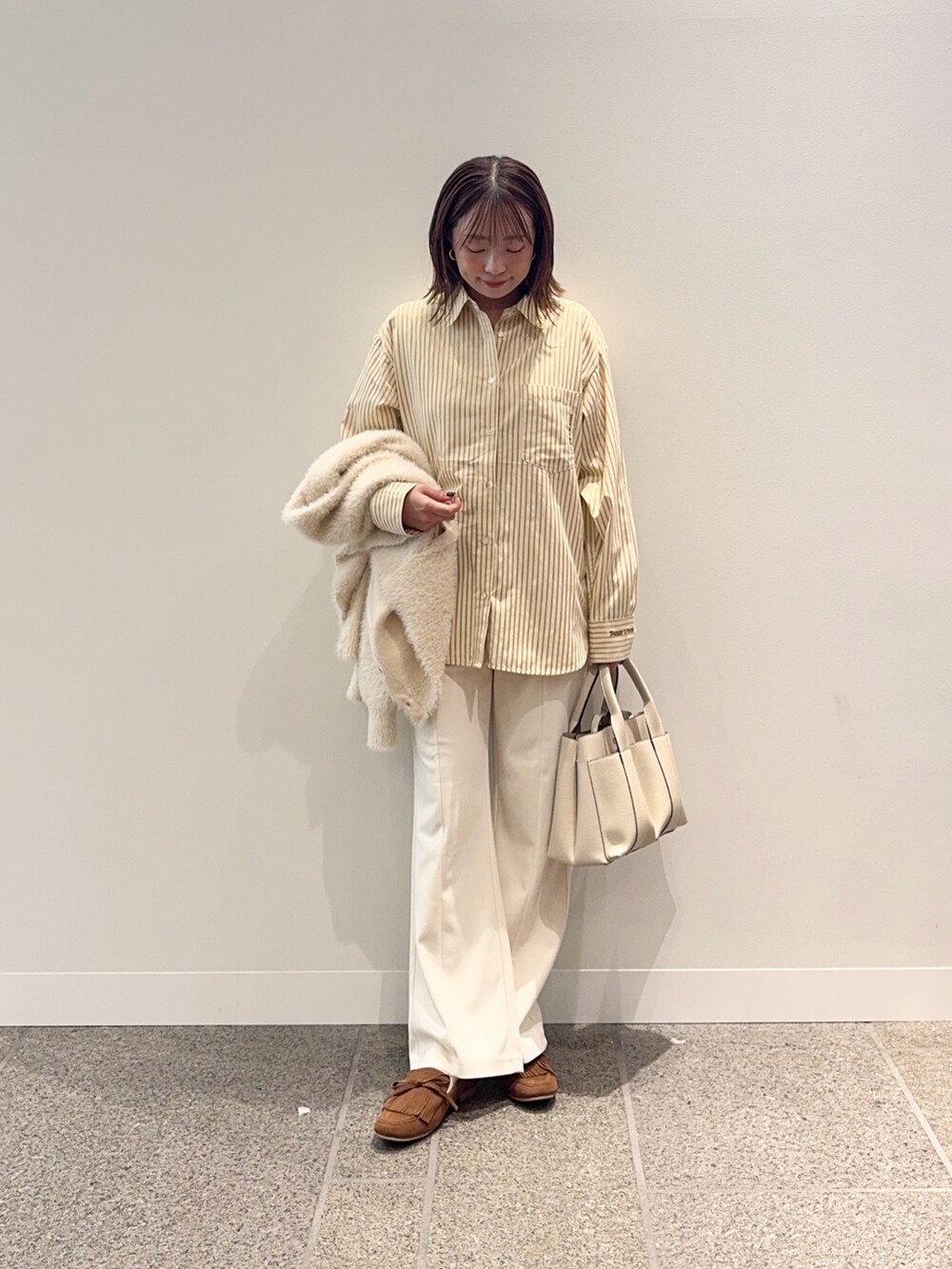 ホワイト系のカーディガン/ボレロ、その他のシャツ/ブラウス、ホワイト系のその他パンツを着用したレディースの秋コーディネートの6枚目の写真