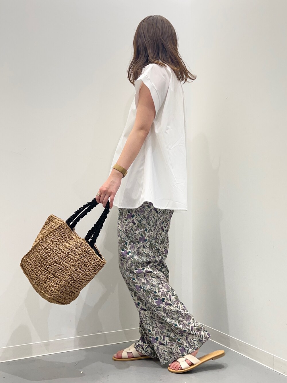 ホワイト系のシャツ/ブラウス、パープル系のその他パンツ、ホワイト系のサンダルを着用したレディースの夏コーディネートの3枚目の写真