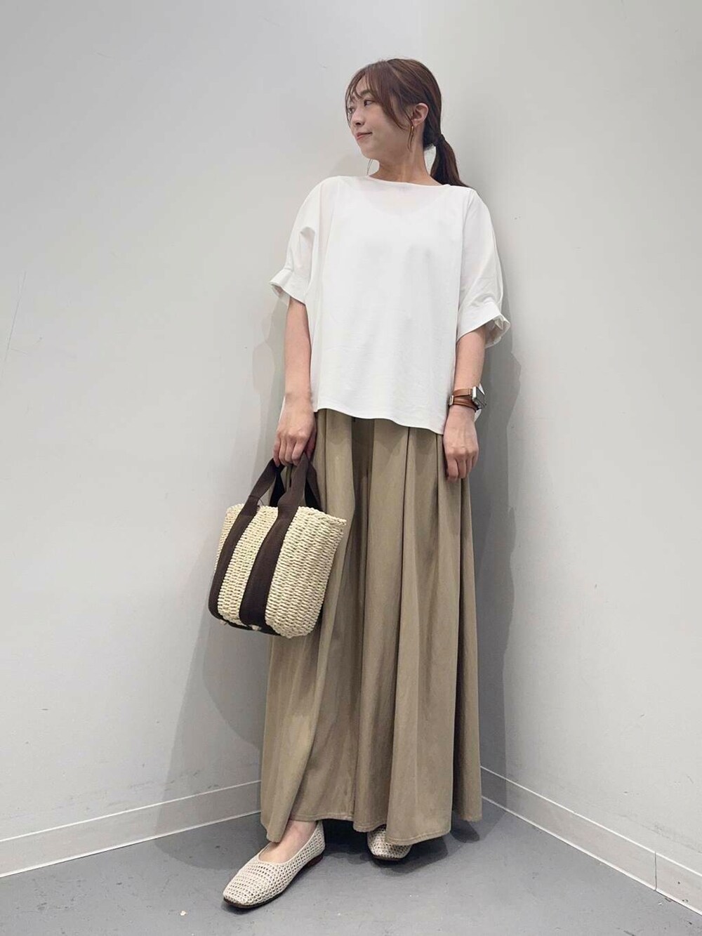 ホワイト系のハンドバッグ、ホワイト系のバレエシューズ、ベージュ系のその他パンツを着用したレディースの春コーディネートの2枚目の写真