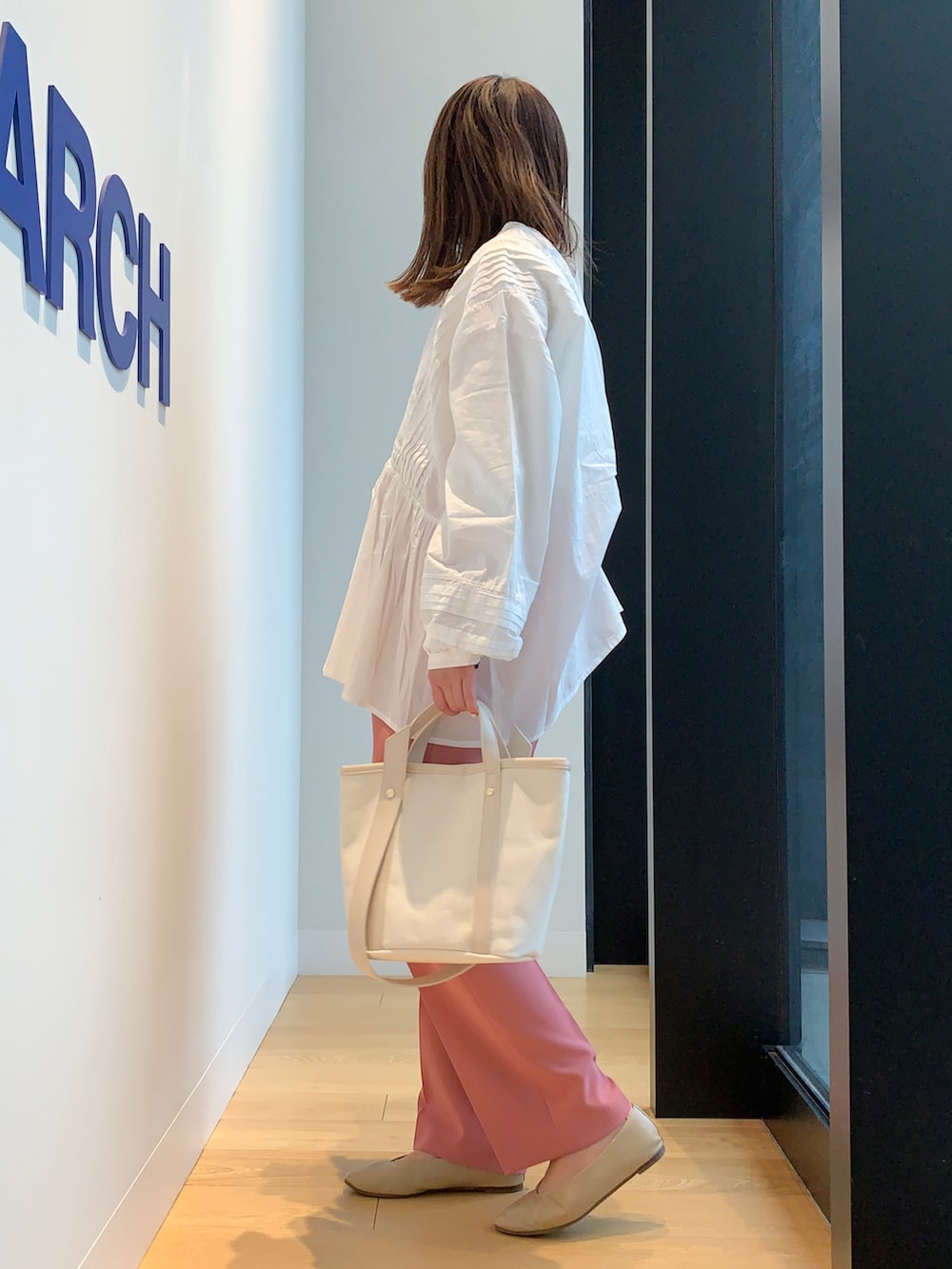 ホワイト系のシャツ/ブラウス、ピンク系のその他パンツを着用したレディースの春コーディネートの3枚目の写真