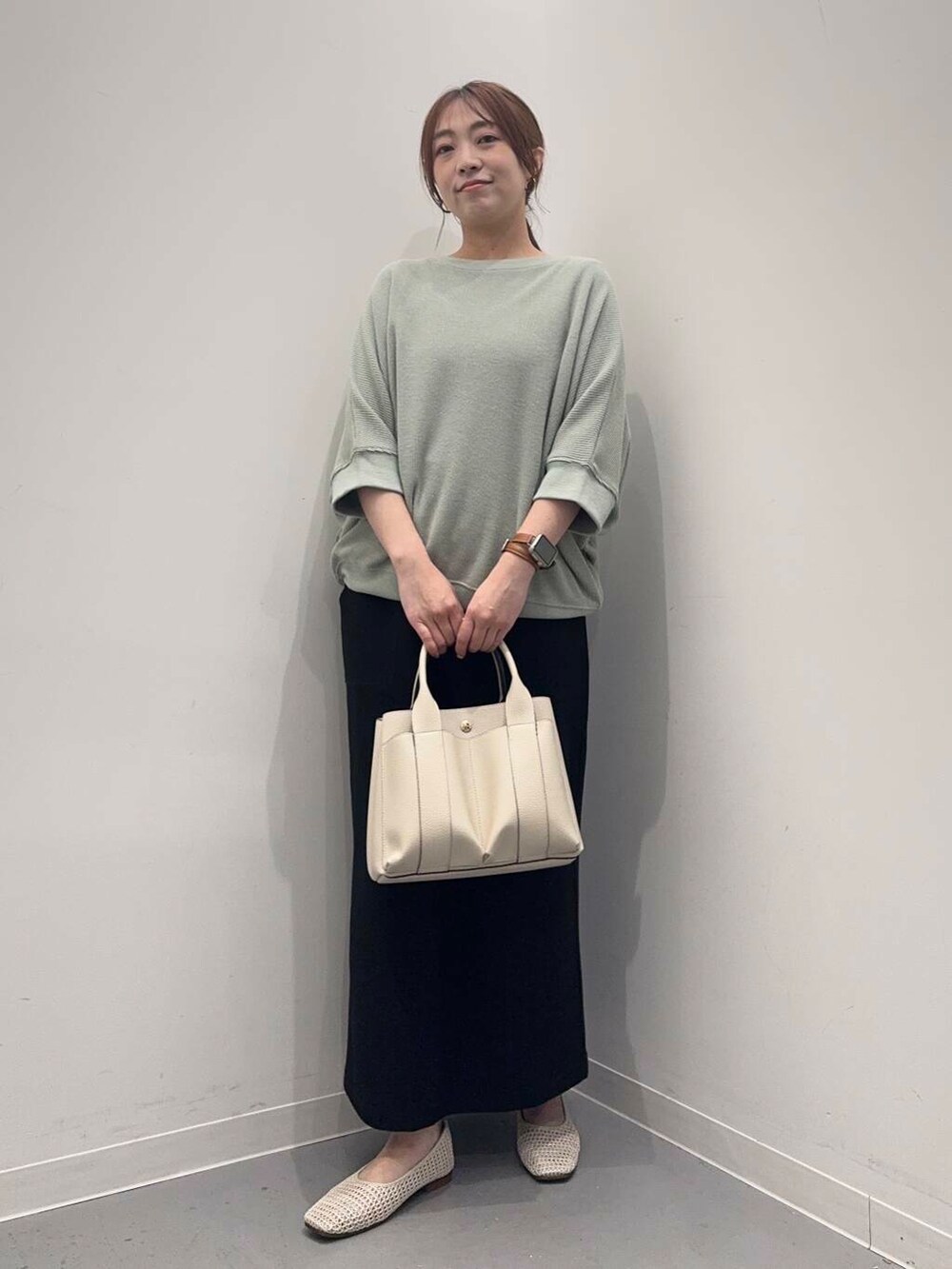 ホワイト系のトートバッグ、グリーン系のTシャツ/カットソー、ホワイト系のバレエシューズを着用したレディースの春コーディネートの2枚目の写真