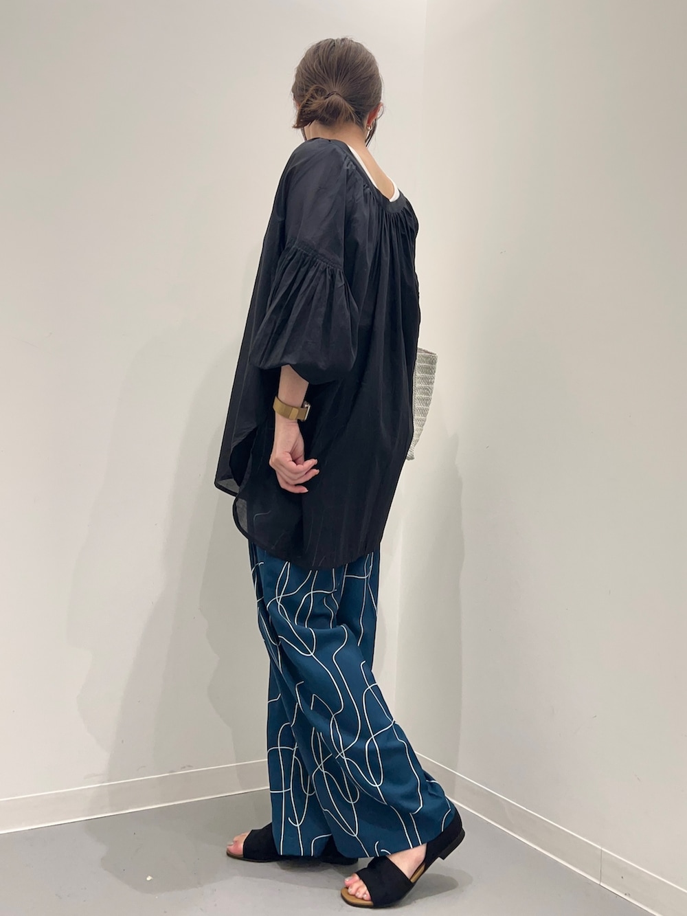 ブラック系のシャツ/ブラウス、ブルー系のその他パンツを着用したレディースの夏コーディネートの4枚目の写真