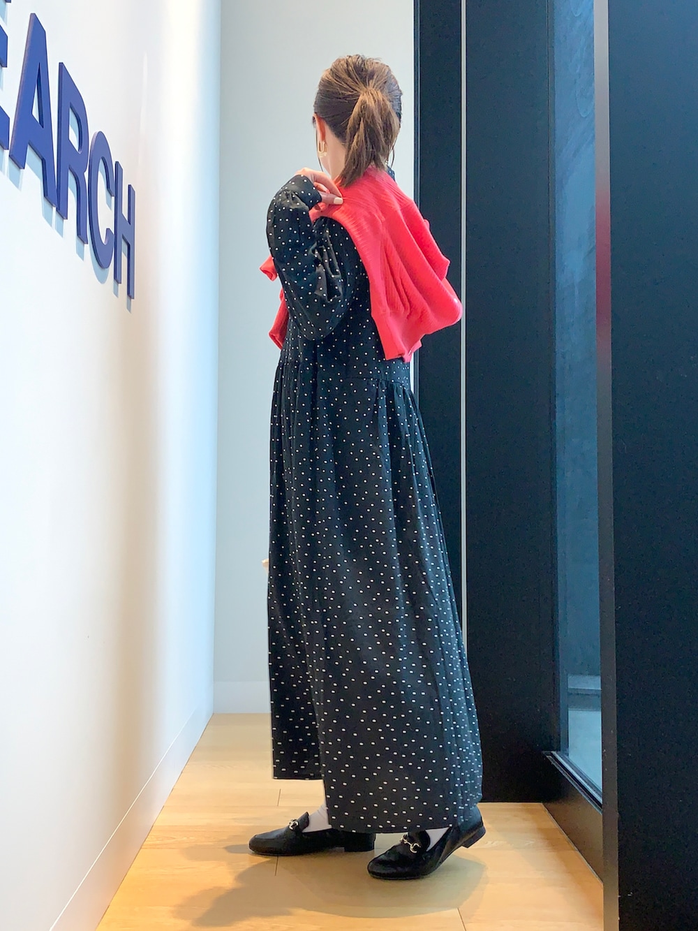 ブルー系のワンピースを着用したレディースの春コーディネートの2枚目の写真