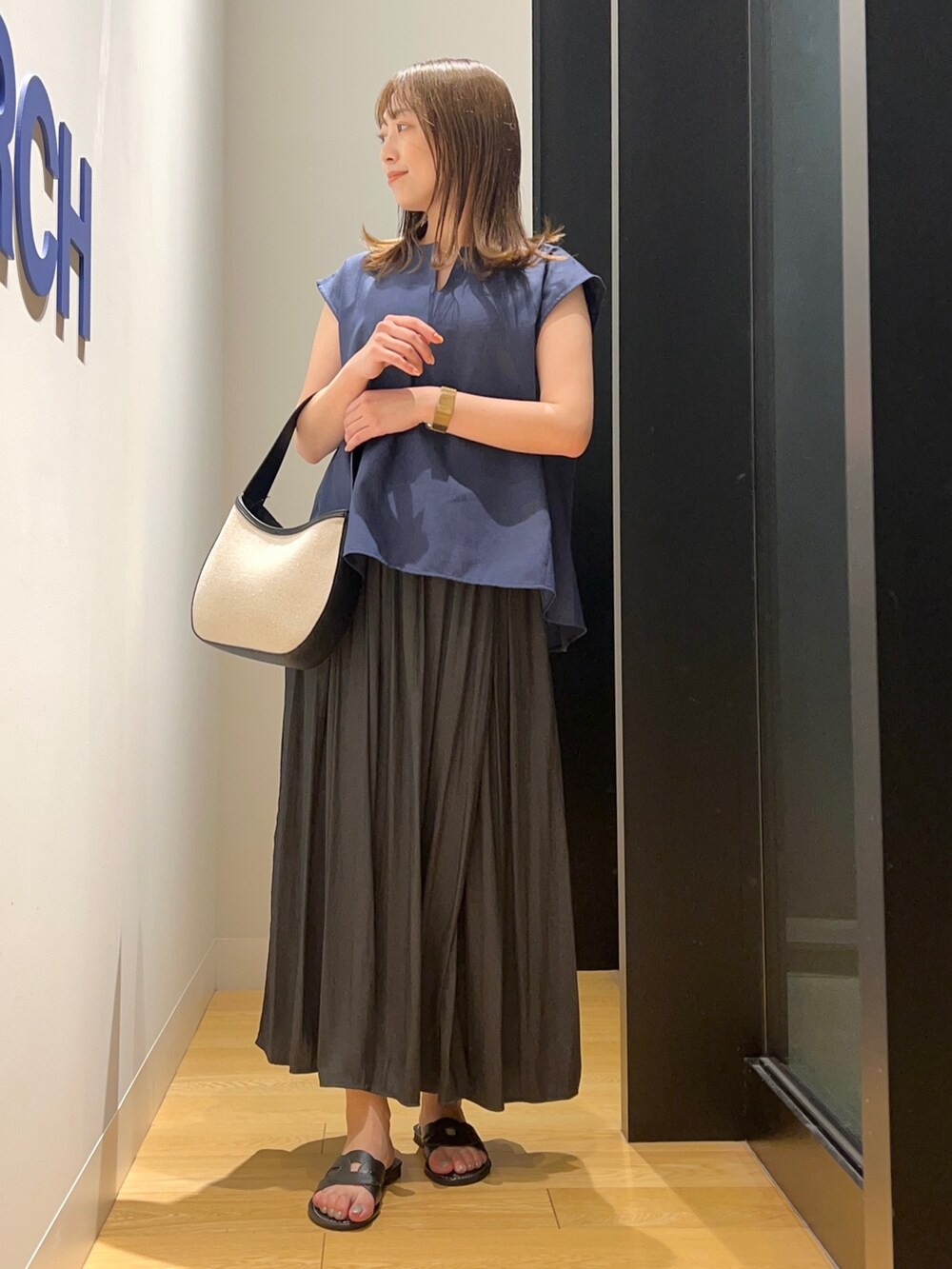 ブルー系のシャツ/ブラウス、ブラック系のその他パンツを着用したレディースの夏コーディネートの2枚目の写真