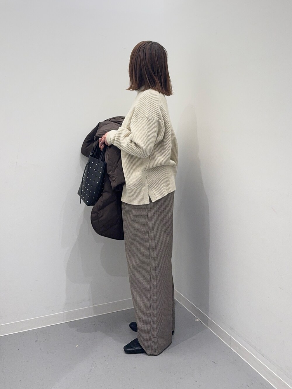 ブラウン系のダウンジャケット/コート、グリーン系のその他パンツ、ブラック系のローファーを着用したレディースの冬コーディネートの6枚目の写真