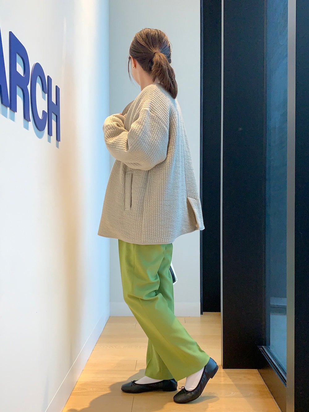 ホワイト系のTシャツ/カットソー、グレー系のノーカラージャケット、グリーン系のその他パンツを着用したレディースの春コーディネートの3枚目の写真