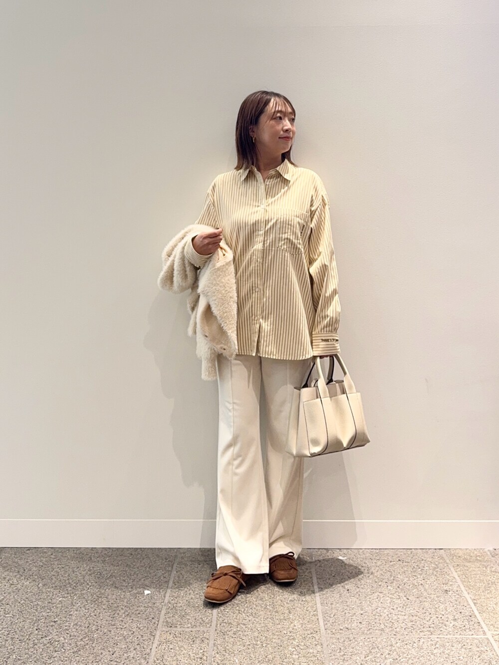 ホワイト系のカーディガン/ボレロ、その他のシャツ/ブラウス、ホワイト系のその他パンツを着用したレディースの秋コーディネートの7枚目の写真