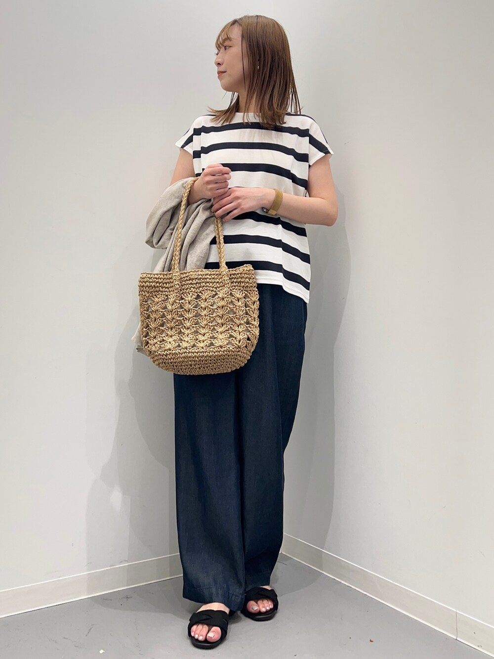 ブルー系のその他パンツ、ブルー系のTシャツ/カットソー、ベージュ系のカーディガン/ボレロを着用したレディースの春コーディネートの5枚目の写真