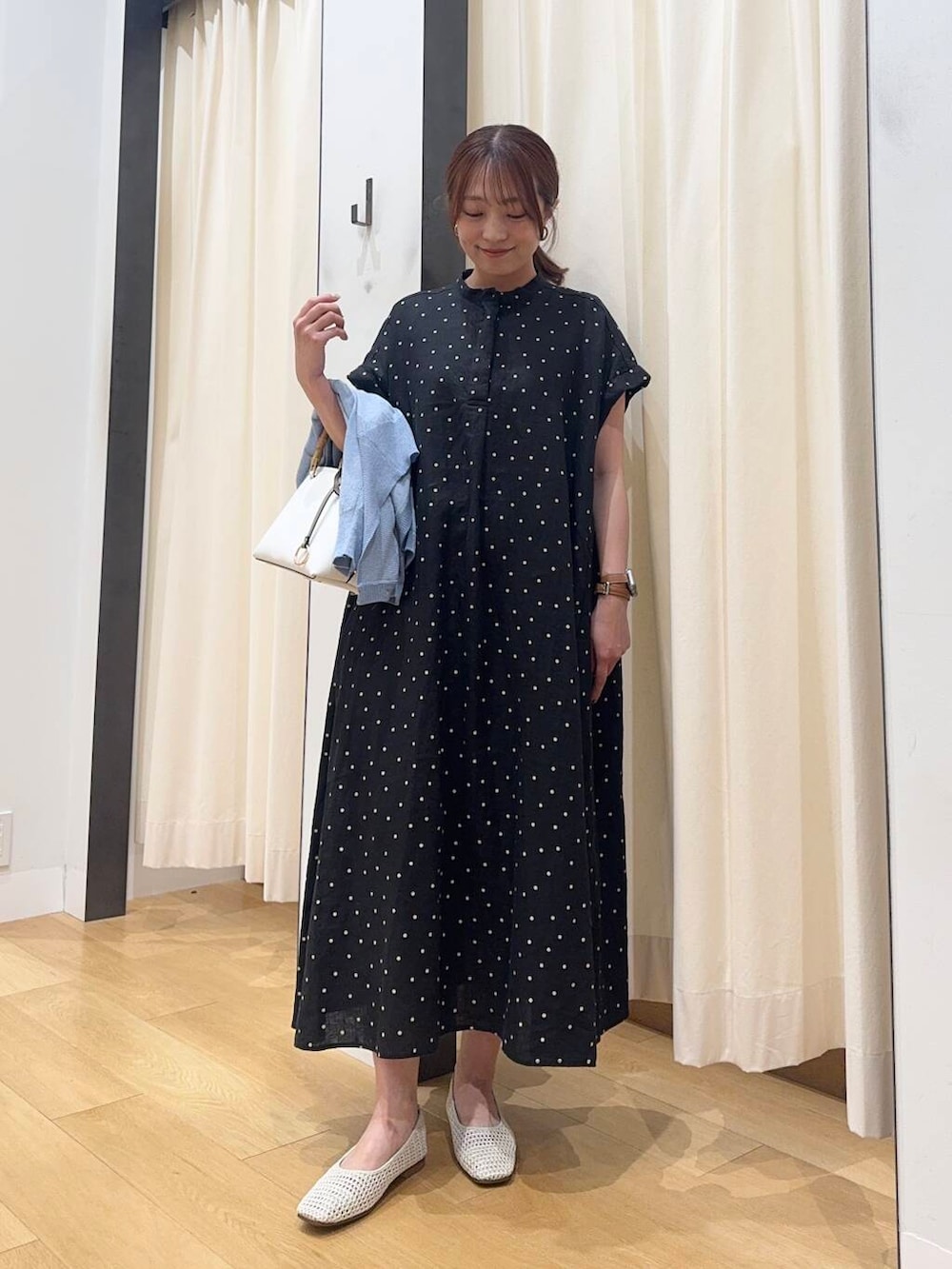 「シンプルコーデ、低身長、newarrival、休日スタイル、低身長コーデ、ワンピースコーデ、urstore、154cm、旅行コーデ、骨格ストレート、イエベ春、30代前半、ストレート×イエベ春、ワンピース✕低身長」｜「URBAN RESEARCH DOORSのリネンドットフレアワンピース（ワンピース、ブラック系）」を使った、maikoさん（レディース・154cm）の夏コーディネートの10枚目の写真