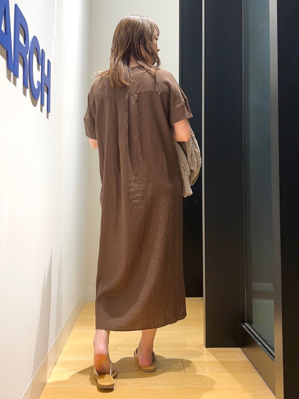 ブラウン系のワンピース、グリーン系のカーディガン/ボレロ、ホワイト系のサンダルを着用したレディースの夏コーディネートの4枚目の写真