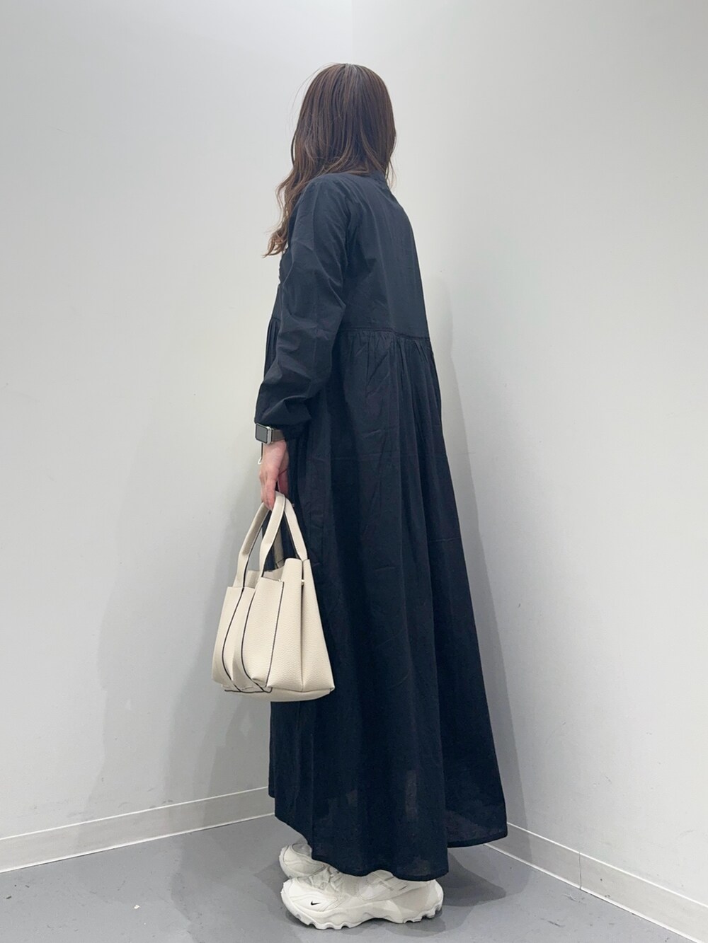 「低身長コーデ、シンプルコーデ、サニーレーベル、SonnyLabel」｜「URBAN RESEARCH Sonny Labelの撥水マウンテンパーカー（マウンテンパーカー、ホワイト系）」を使った、maikoさん（レディース・154cm）の春コーディネートの6枚目の写真