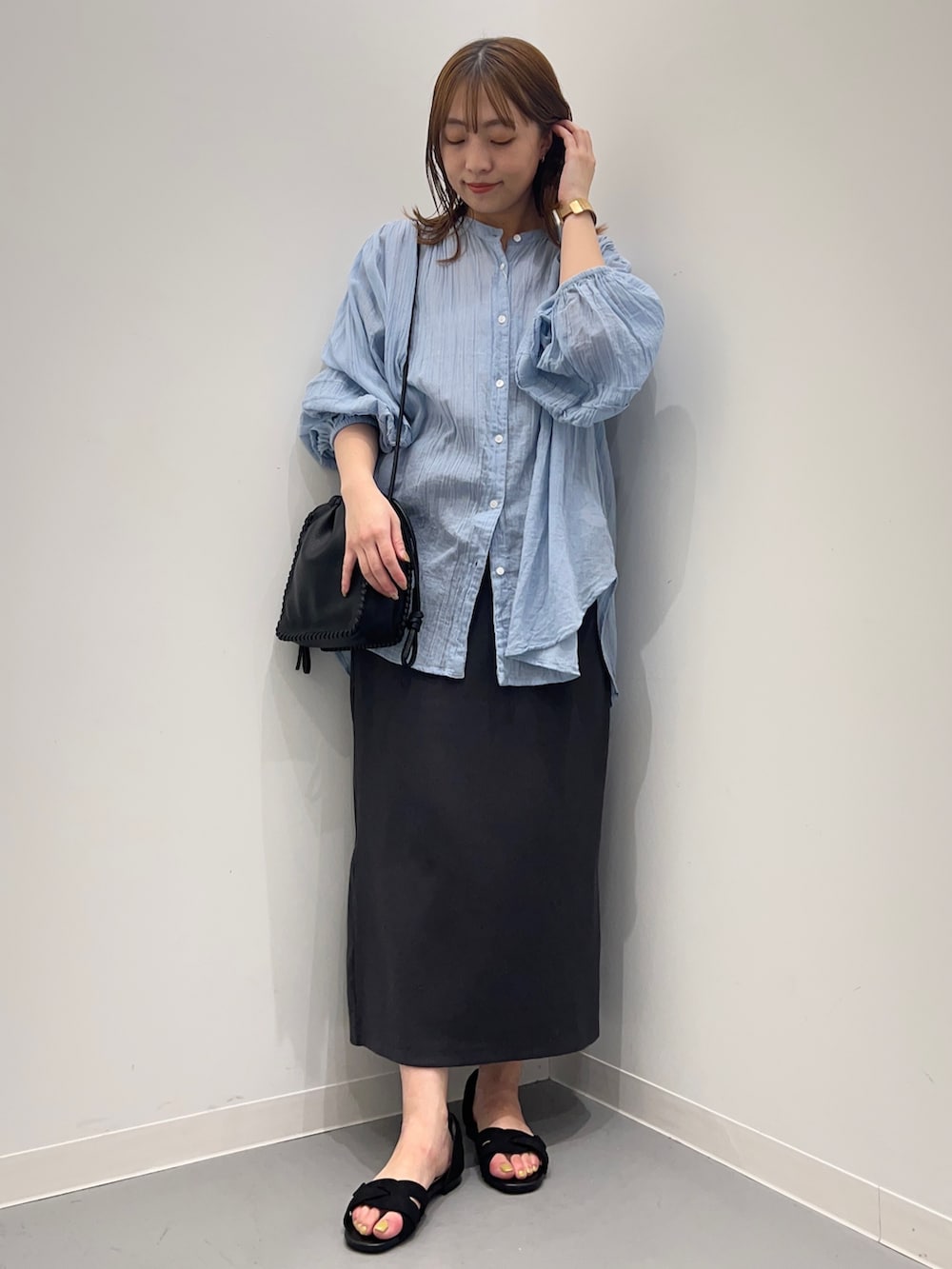 ブルー系のシャツ/ブラウス、グレー系のスカートを着用したレディースの春コーディネートの3枚目の写真