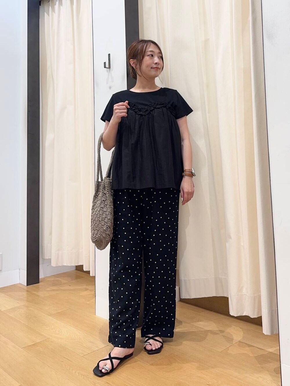 ブラック系のその他パンツ、グレー系のトートバッグ、ブラック系のサンダルを着用したレディースの夏コーディネートの2枚目の写真