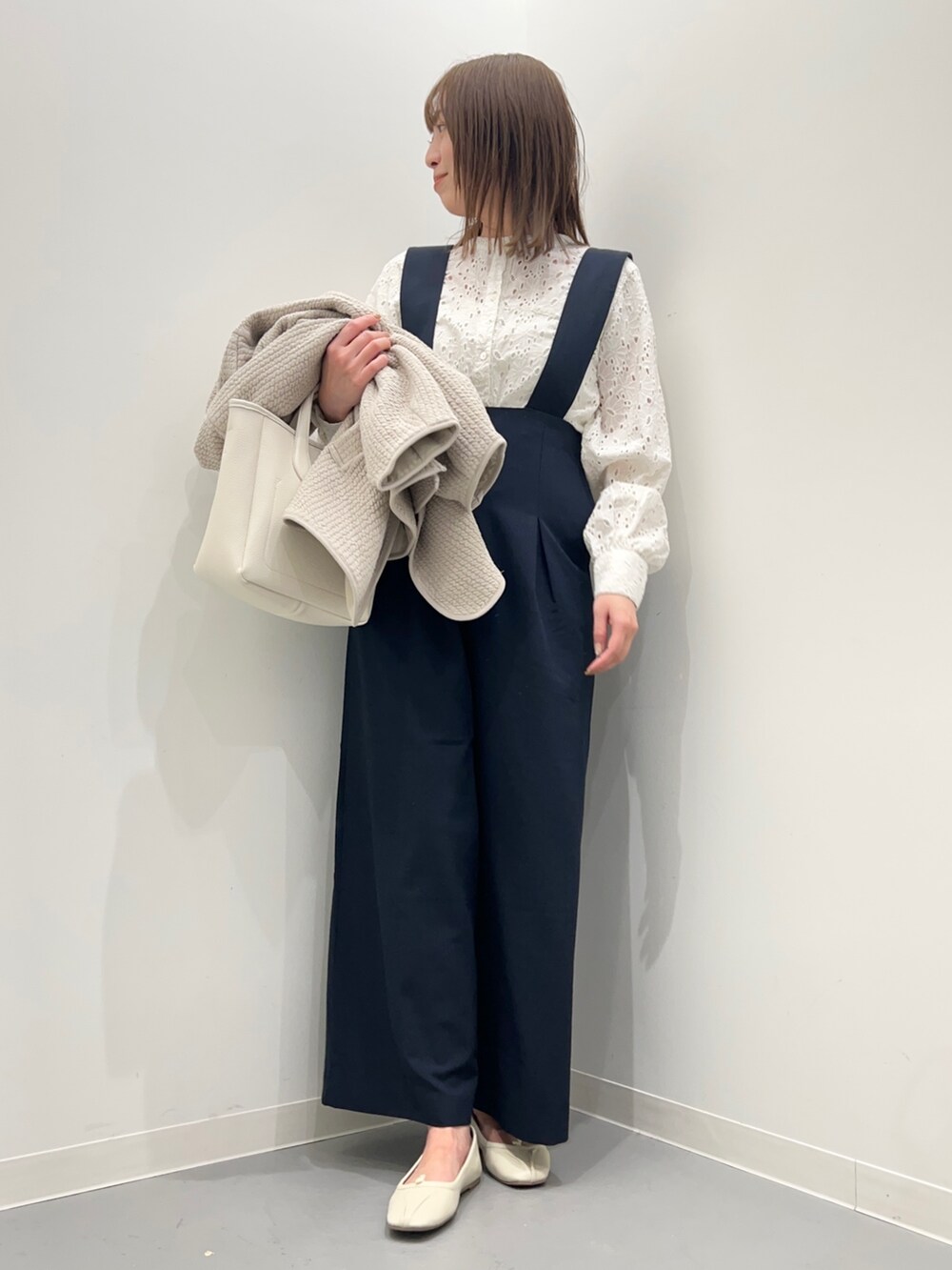 ホワイト系のシャツ/ブラウス、ブルー系のサロペット/オーバーオール、グレー系のノーカラージャケットを着用したレディースの春コーディネートの4枚目の写真