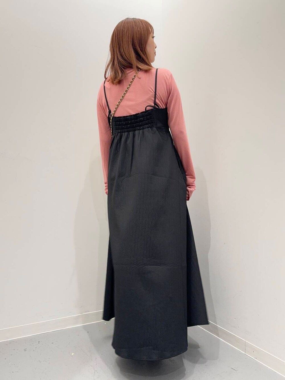 ブラウン系のショルダーバッグ、ピンク系のTシャツ/カットソー、ブラック系のワンピースを着用したレディースの夏コーディネートの4枚目の写真