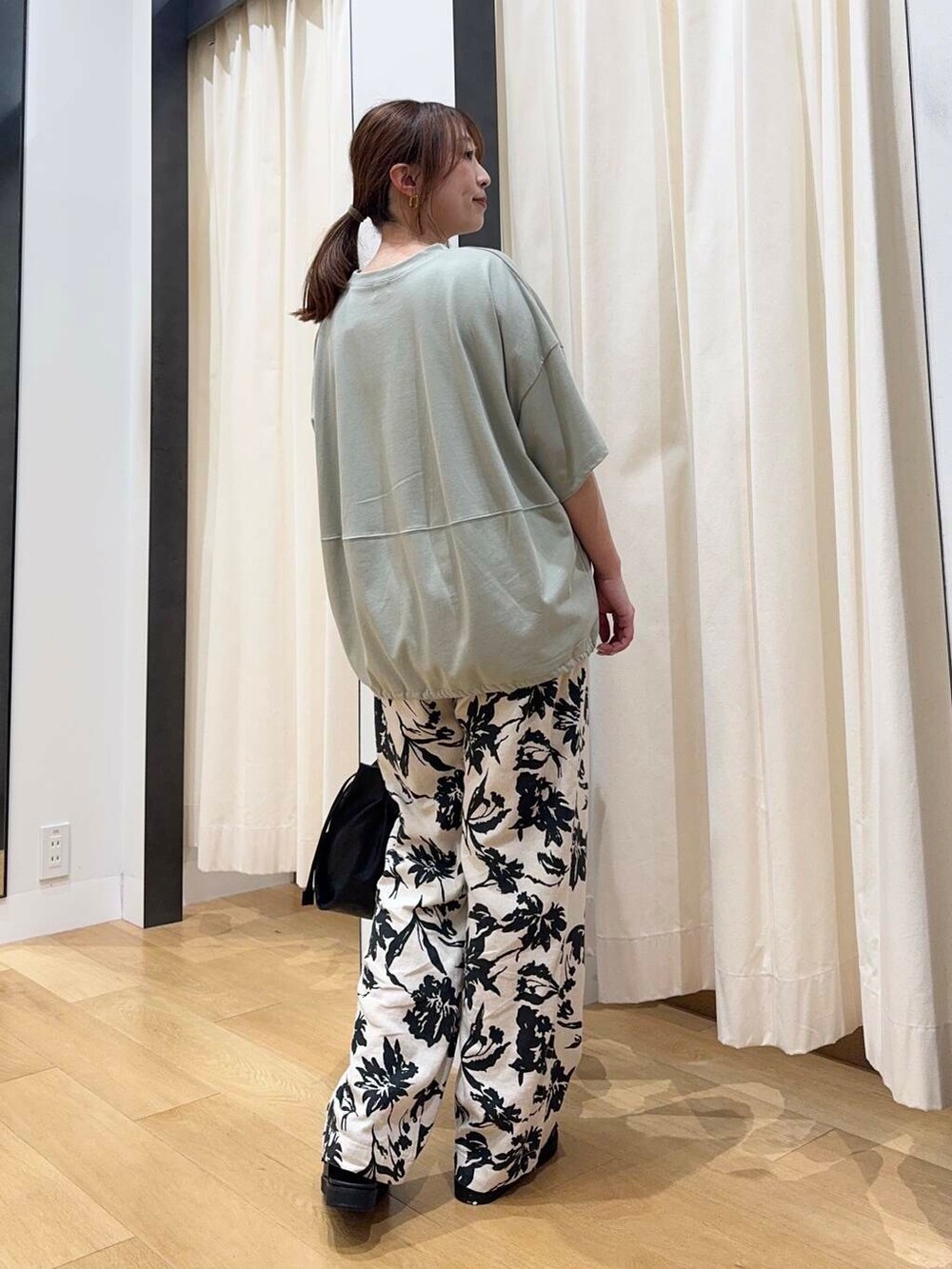 「シンプルコーデ、低身長、newarrival、休日スタイル、低身長コーデ、urstore、154cm、骨格ストレート、イエベ春、30代前半、ストレート×イエベ春、私が選ぶセールアイテム25ss、酒落見えイージーパンツ×サンダル」｜「RODE SKOのウォッシャブルミニショルダーバッグ（ショルダーバッグ、ブラック系）」を使った、maikoさん（レディース・154cm）の夏コーディネートの5枚目の写真